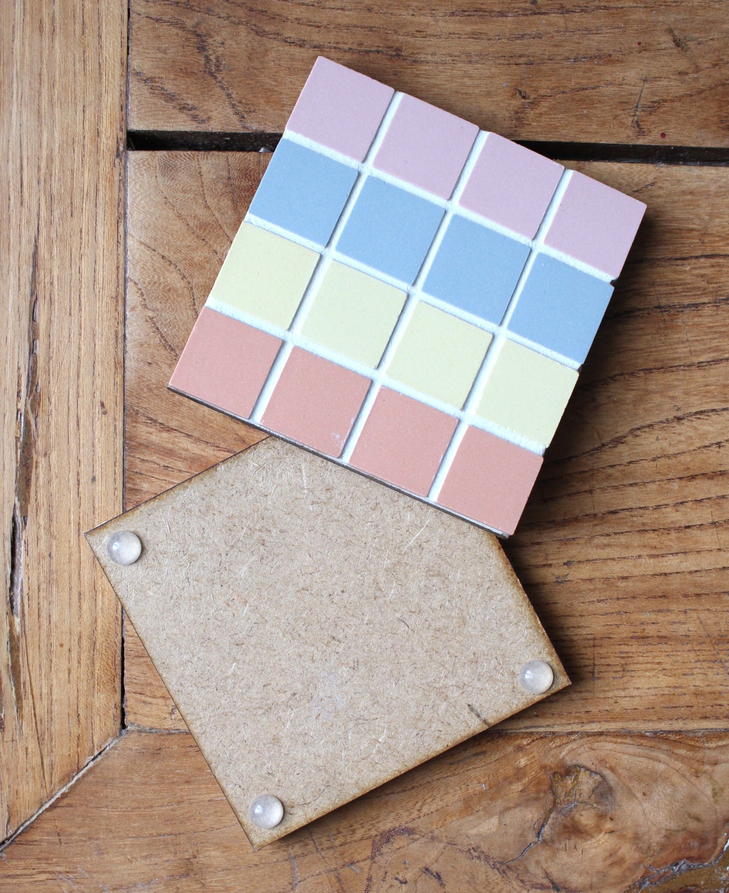 Paire dessous de verre en carrelage avec carreaux mosaïque coloré multicouleur, fait main céramique grès cérame, idée déco maison et table Amelia Hurst Art