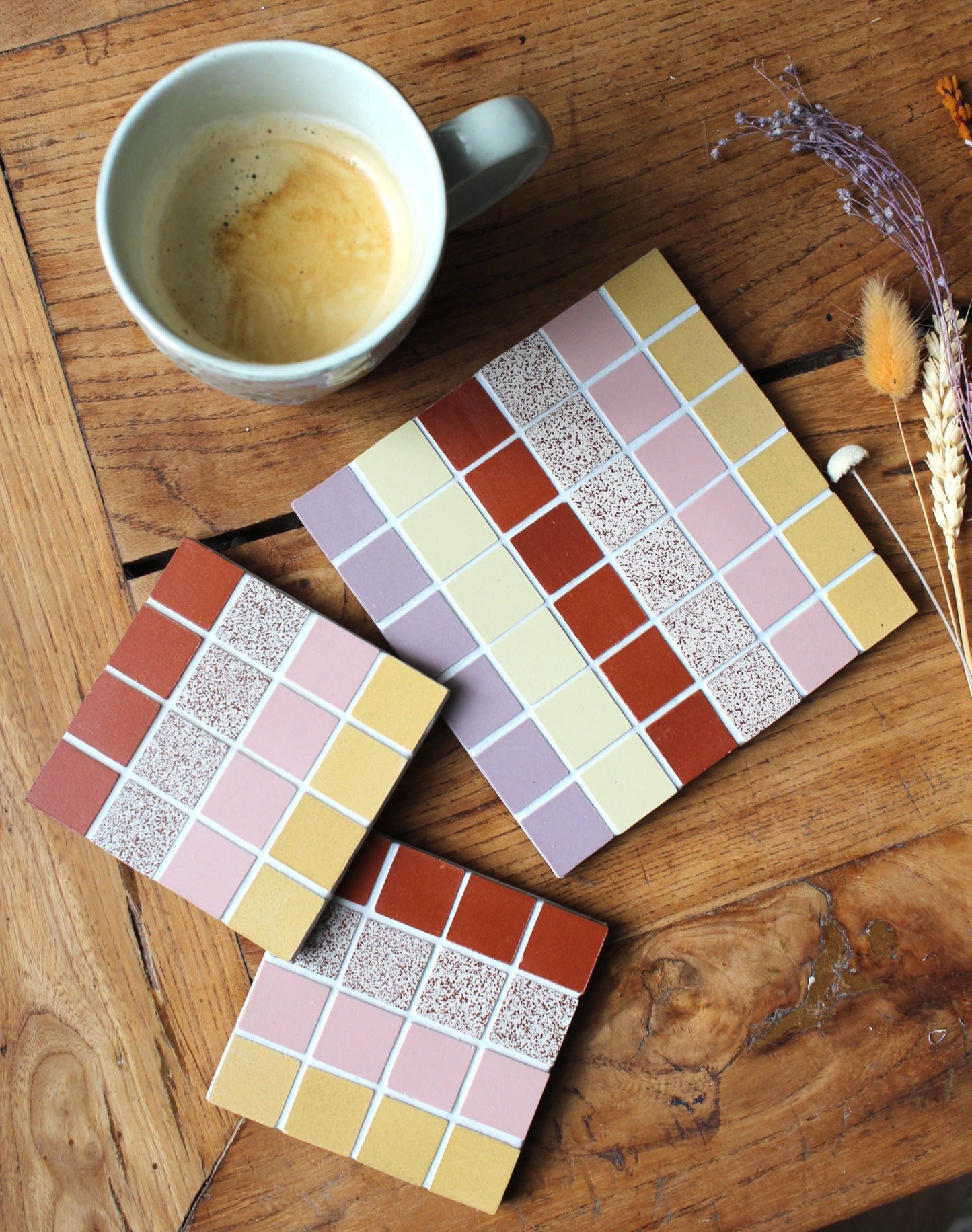 Paire dessous de verre en carrelage avec carreaux mosaïque coloré multicouleur, fait main céramique grès cérame, idée déco maison et table Amelia Hurst Art