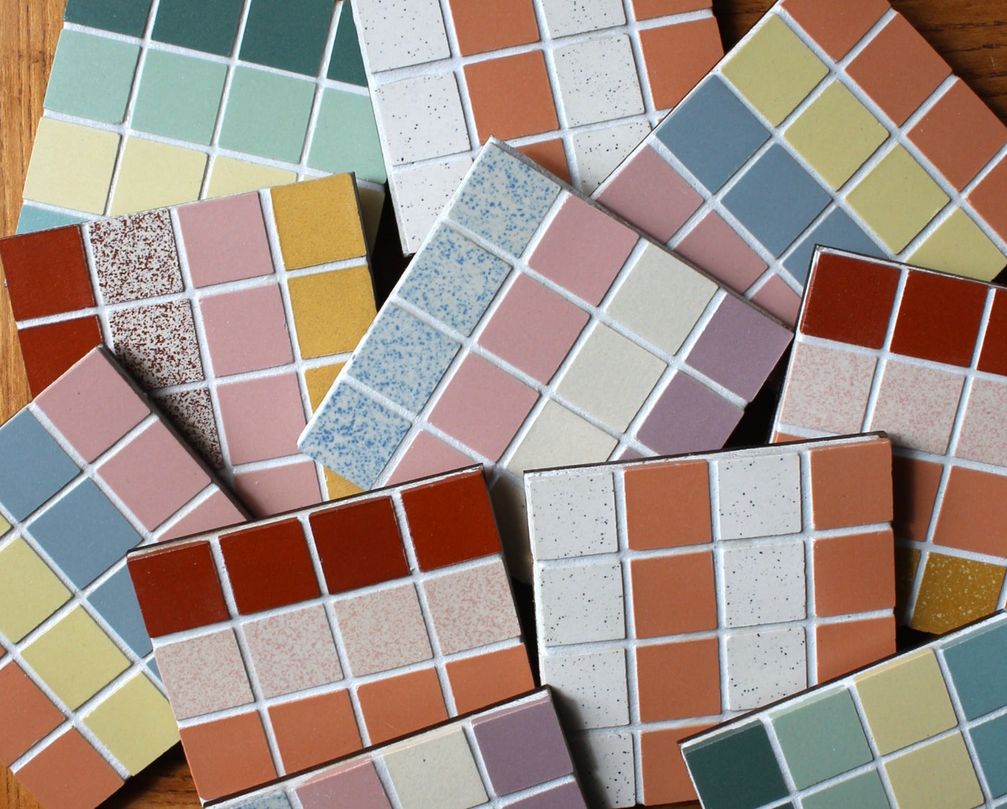 Paire dessous de verre en carrelage avec carreaux mosaïque coloré multicouleur, fait main céramique grès cérame, idée déco maison et table Amelia Hurst Art