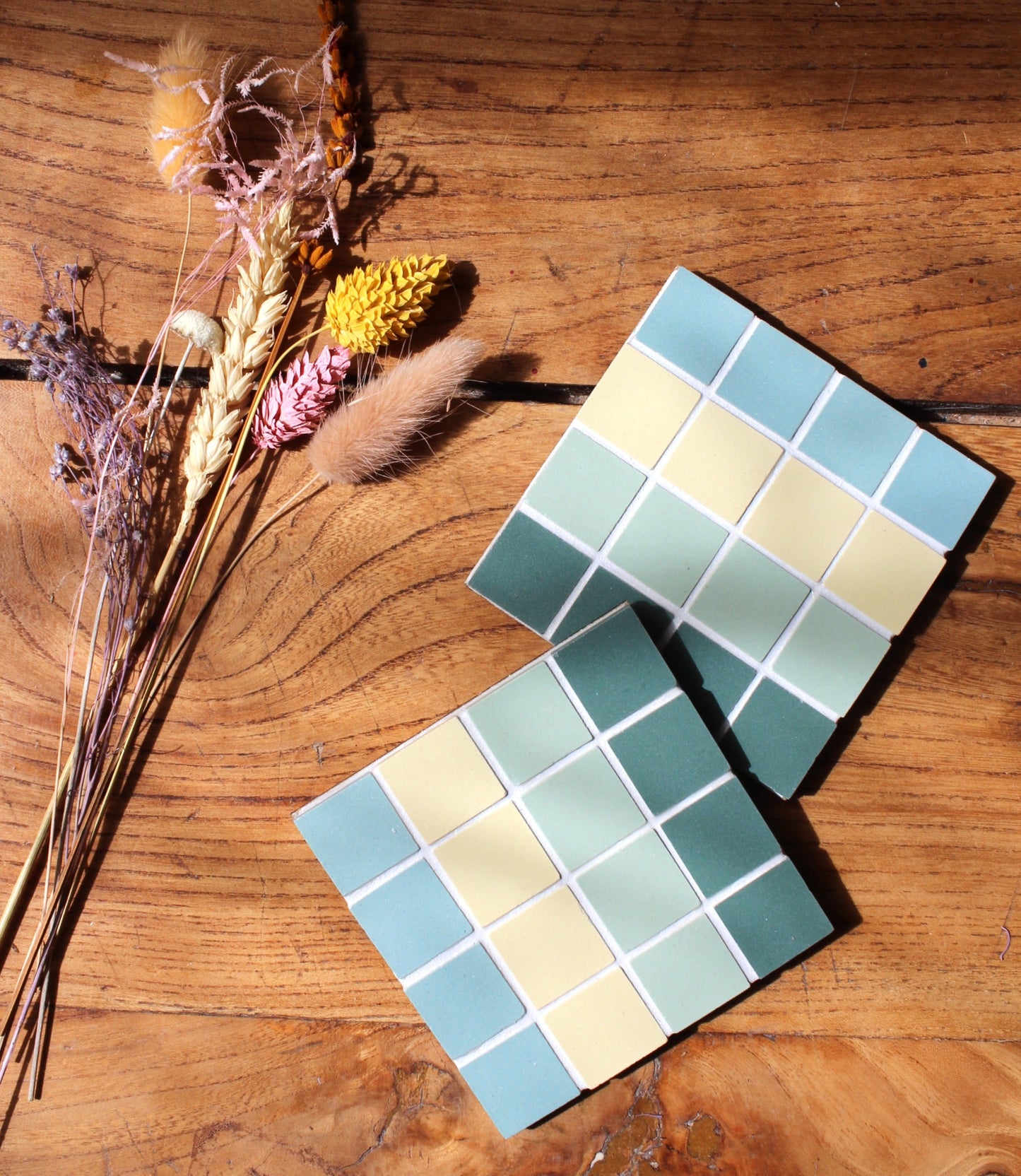 Paire dessous de verre en carrelage avec carreaux mosaïque coloré multicouleur, fait main céramique grès cérame, idée déco maison et table Amelia Hurst Art