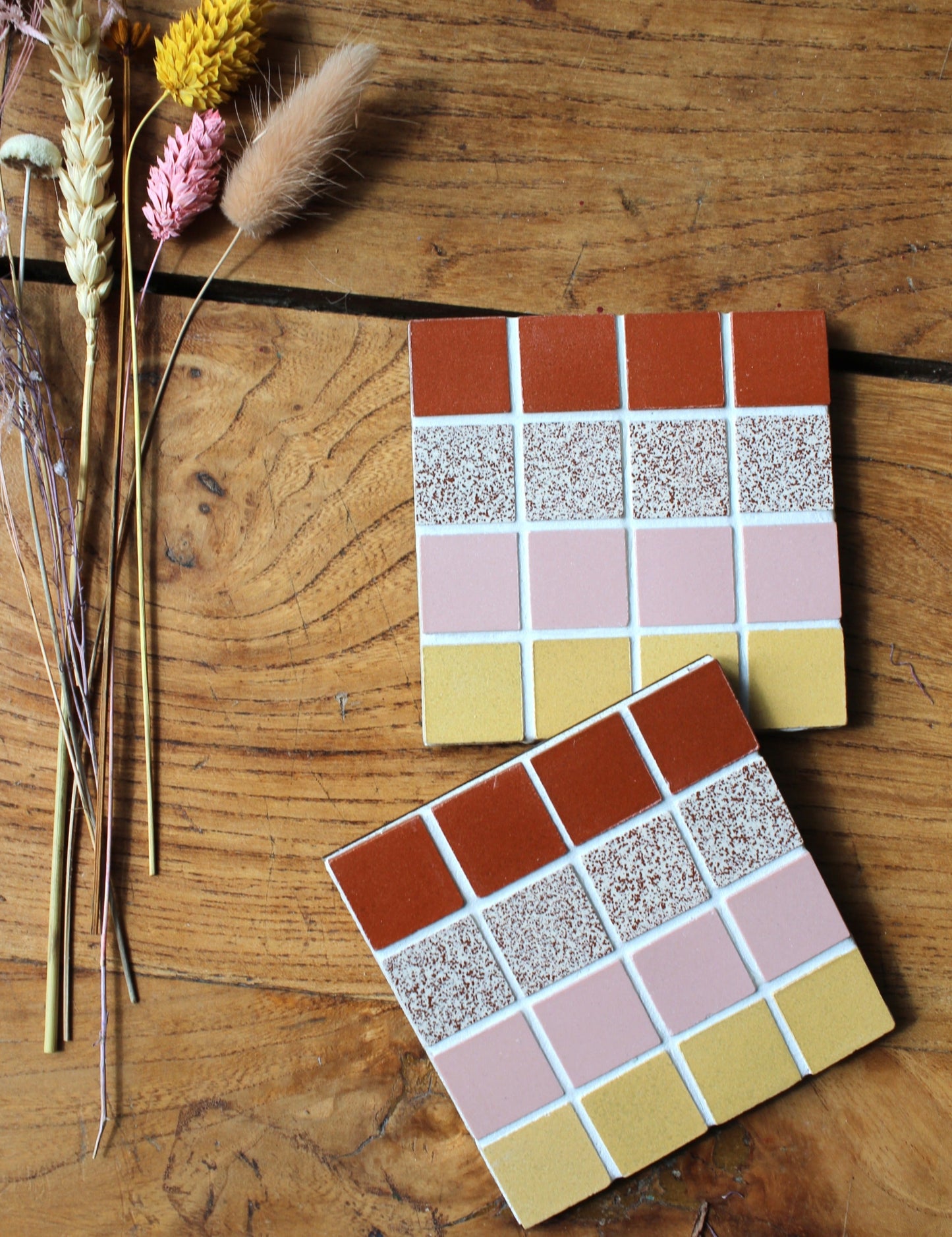 Paire dessous de verre en carrelage avec carreaux mosaïque coloré multicouleur, fait main céramique grès cérame, idée déco maison et table Amelia Hurst Art