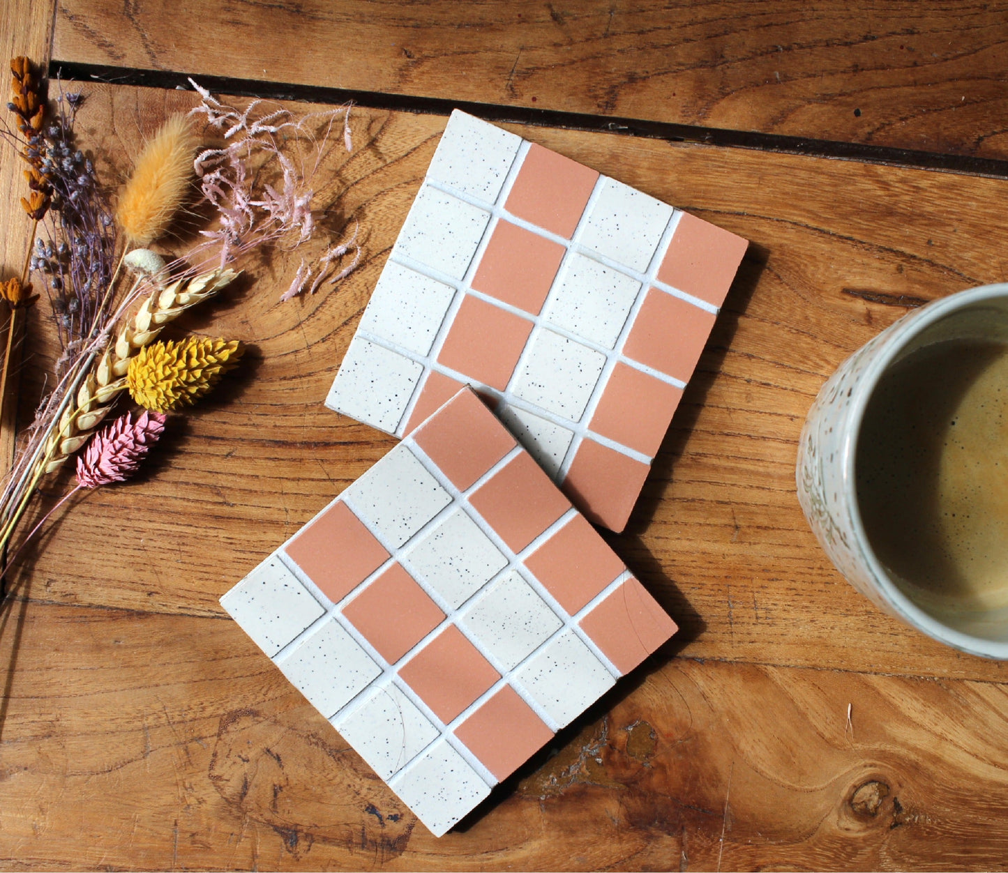 Paire dessous de verre en carrelage avec carreaux mosaïque coloré multicouleur, fait main céramique grès cérame, idée déco maison et table Amelia Hurst Art
