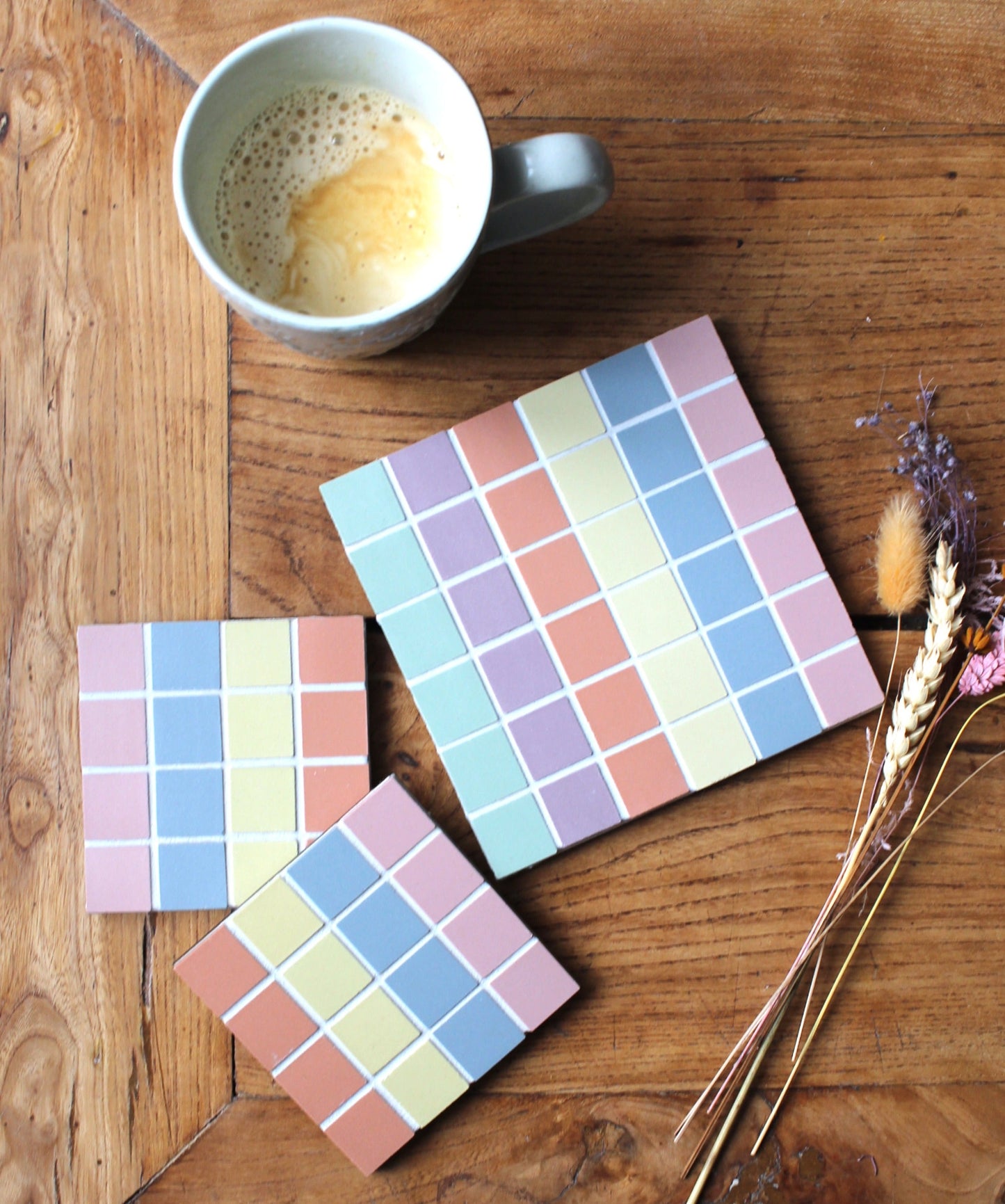 Paire dessous de verre en carrelage avec carreaux mosaïque coloré multicouleur, fait main céramique grès cérame, idée déco maison et table Amelia Hurst Art