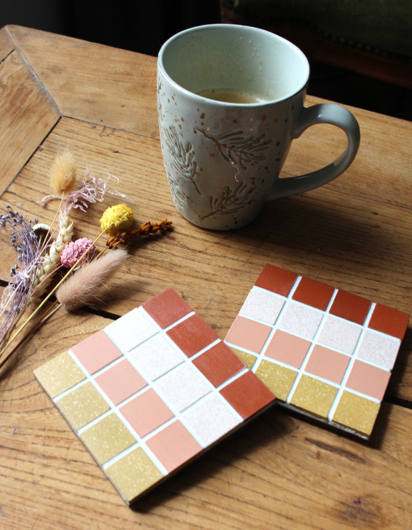 Paire dessous de verre en carrelage avec carreaux mosaïque coloré multicouleur, fait main céramique grès cérame, idée déco maison et table Amelia Hurst Art