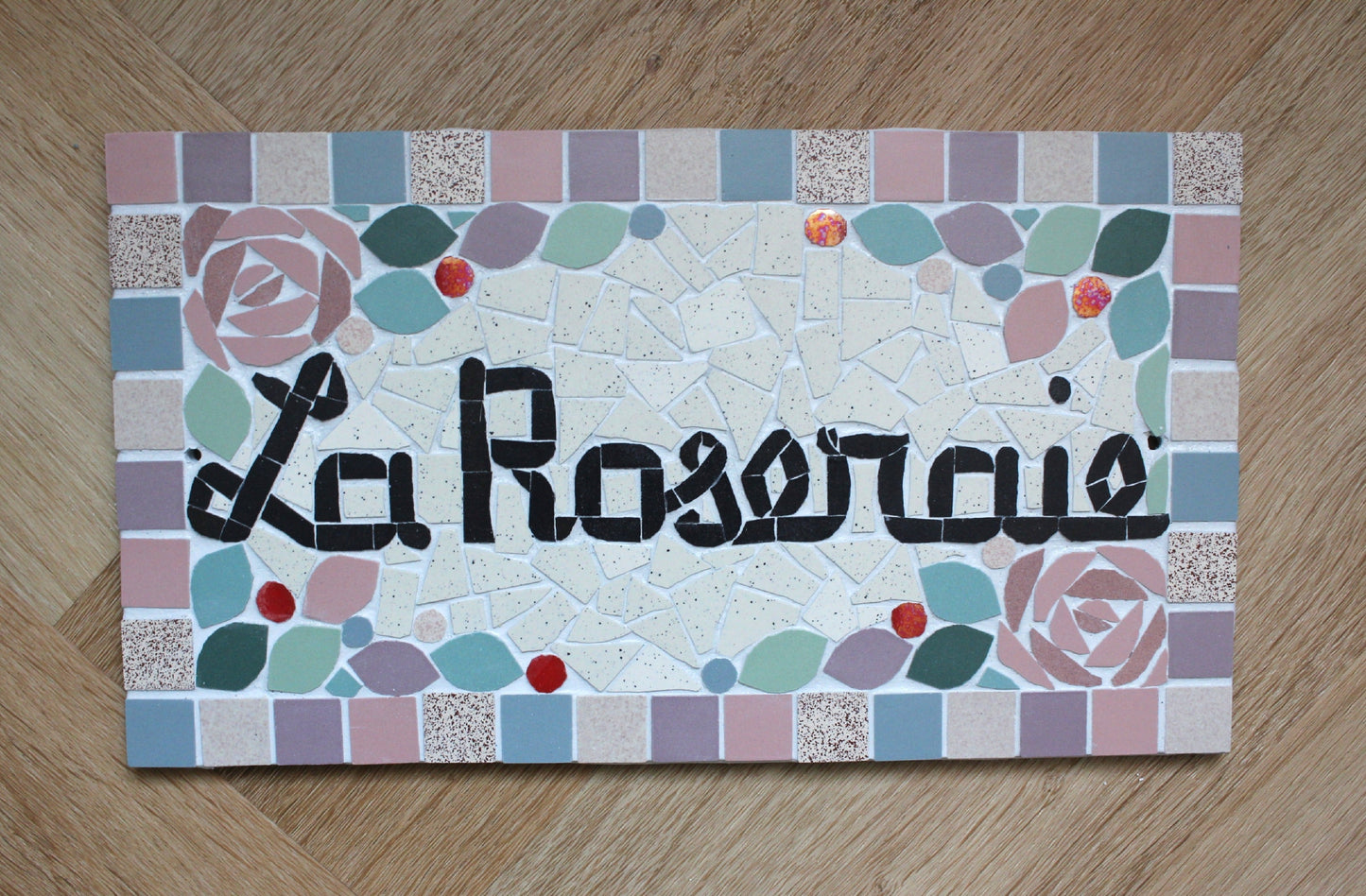 Adresse plaque adresse numéro de maison ou porte en mosaïque céramique 16x30cm à accrocher, style floral, possibilité de personnaliser Amelia Hurst Art