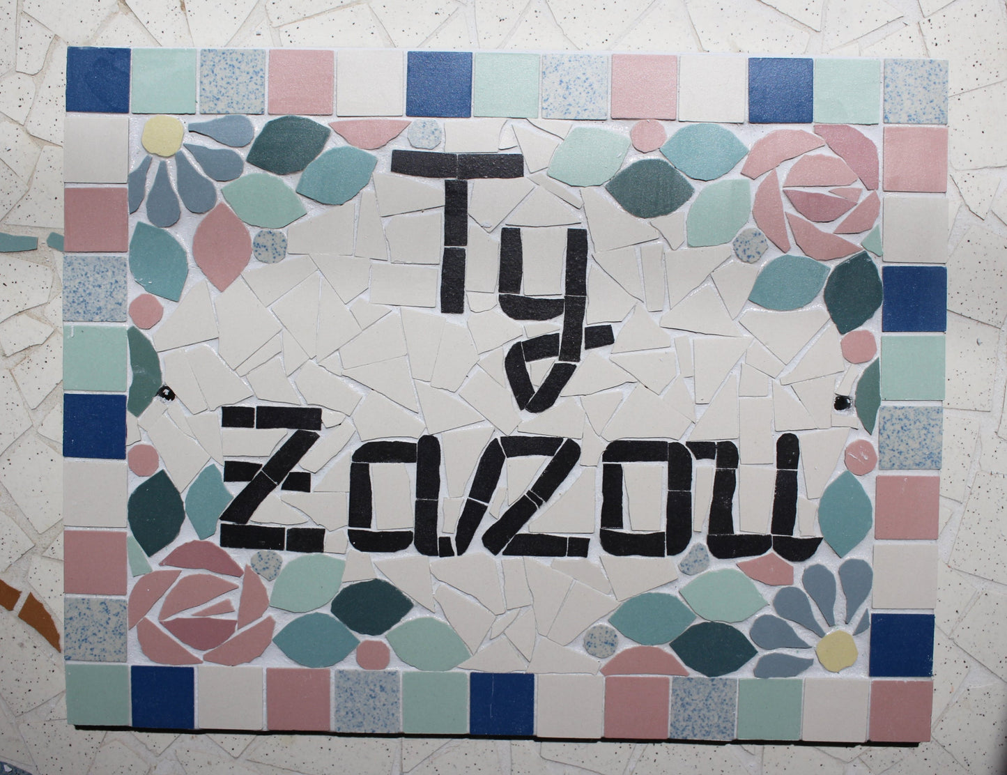 Réservée - Plaque adresse numéro de maison ou porte en mosaïque céramique 21x27cm à accrocher, style floral, possibilité de personnaliser (Copie) Amelia Hurst Art