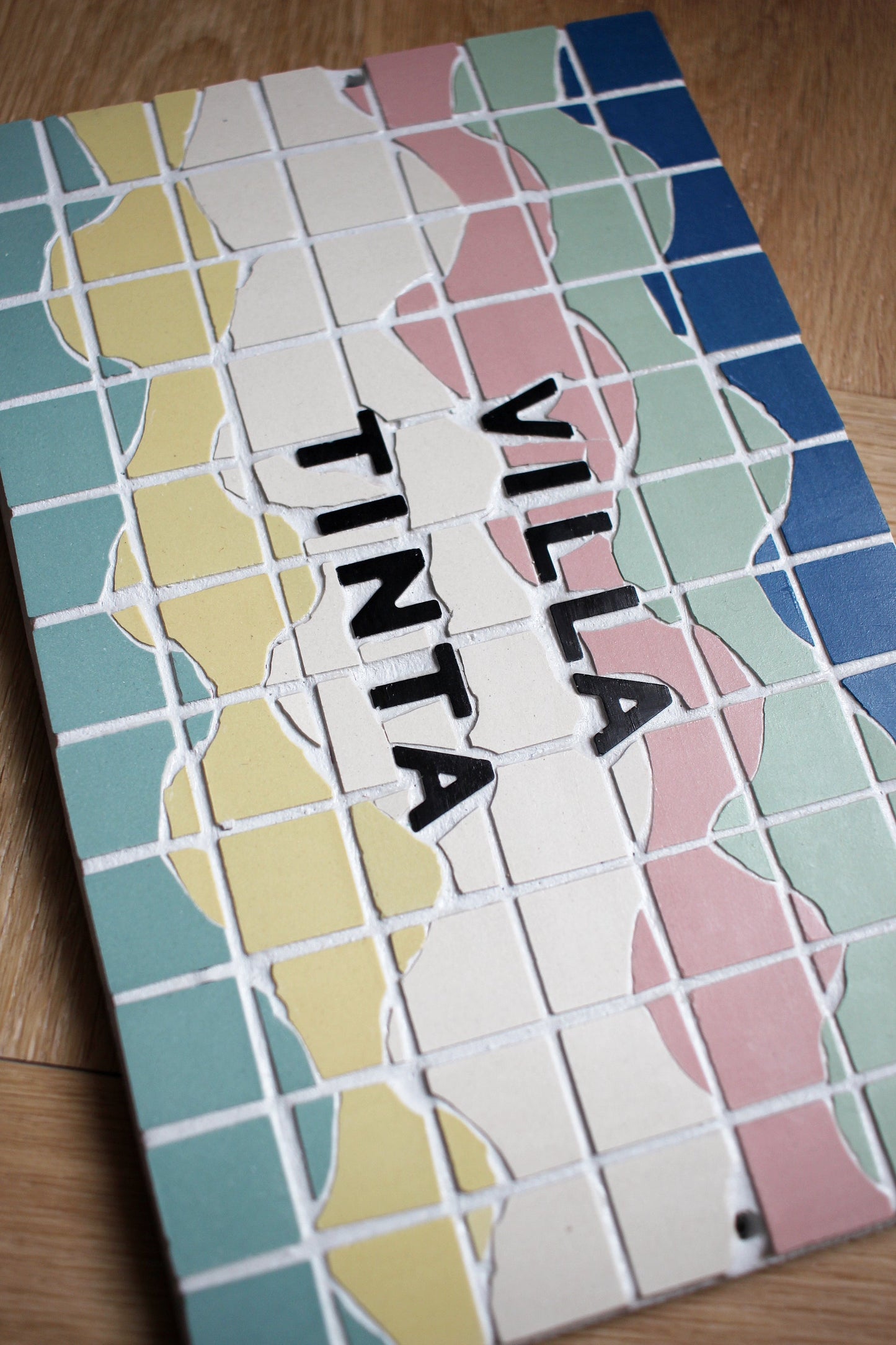 Adresse plaque nom numéro de maison en mosaïque céramique 16 X 24cm, déco décoration bord de mer, plage et falaises, personnalisable couleurs Amelia Hurst Art