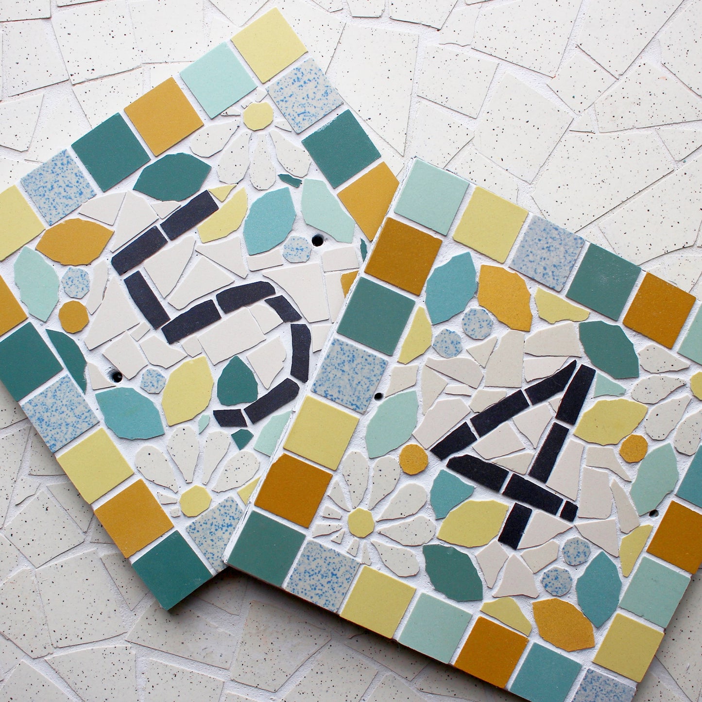 Plaque numéro nom de maison porte en mosaïque céramique 15x18cm style floral, déco personnalisable Amelia Hurst Art