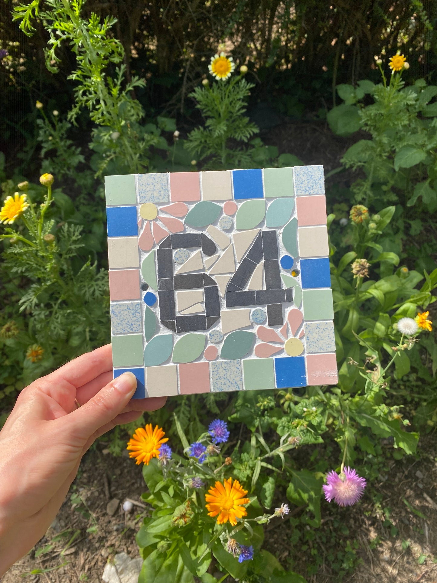 Plaque numéro nom de maison porte en mosaïque céramique 15x15cm style floral, déco personnalisable Amelia Hurst Art