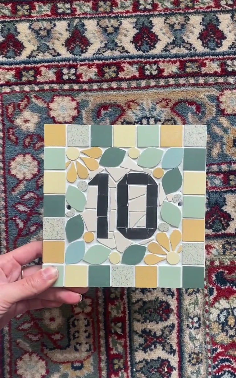 Plaque numéro nom de maison porte en mosaïque céramique 15x15cm style floral, déco personnalisable Amelia Hurst Art