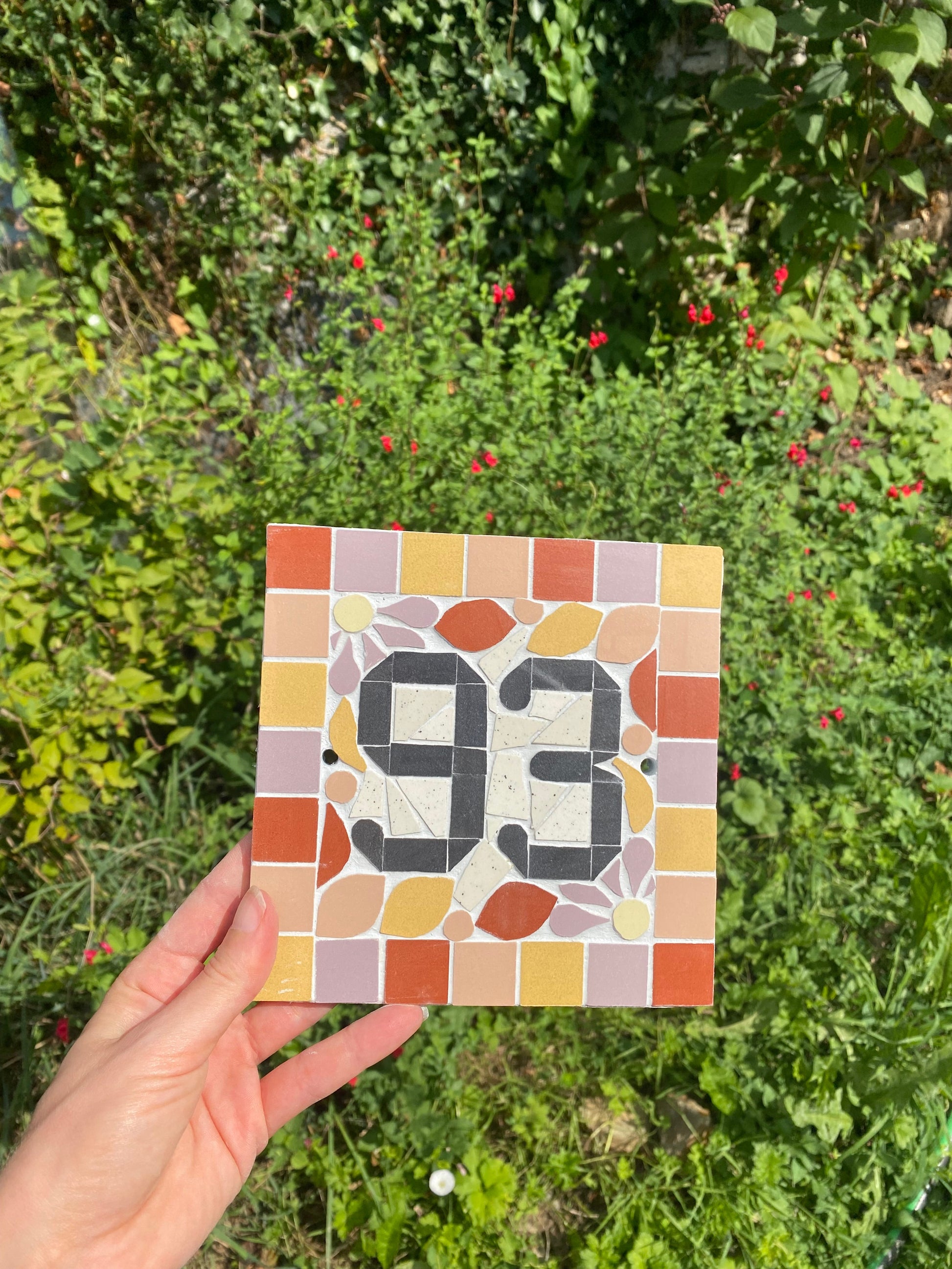 Plaque numéro nom de maison porte en mosaïque céramique 15x15cm style floral, déco personnalisable Amelia Hurst Art