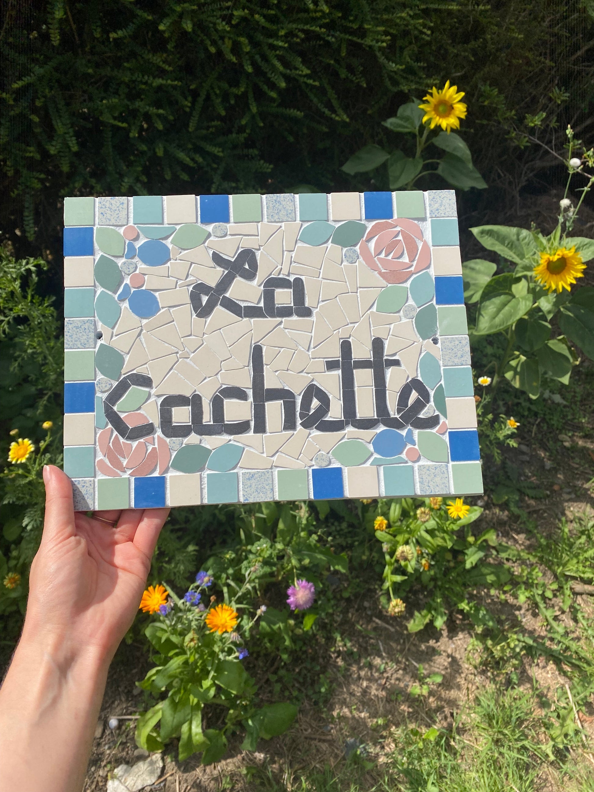 Réservée - Plaque adresse numéro de maison ou porte en mosaïque céramique 21x27cm à accrocher, style floral, possibilité de personnaliser (Copie) Amelia Hurst Art