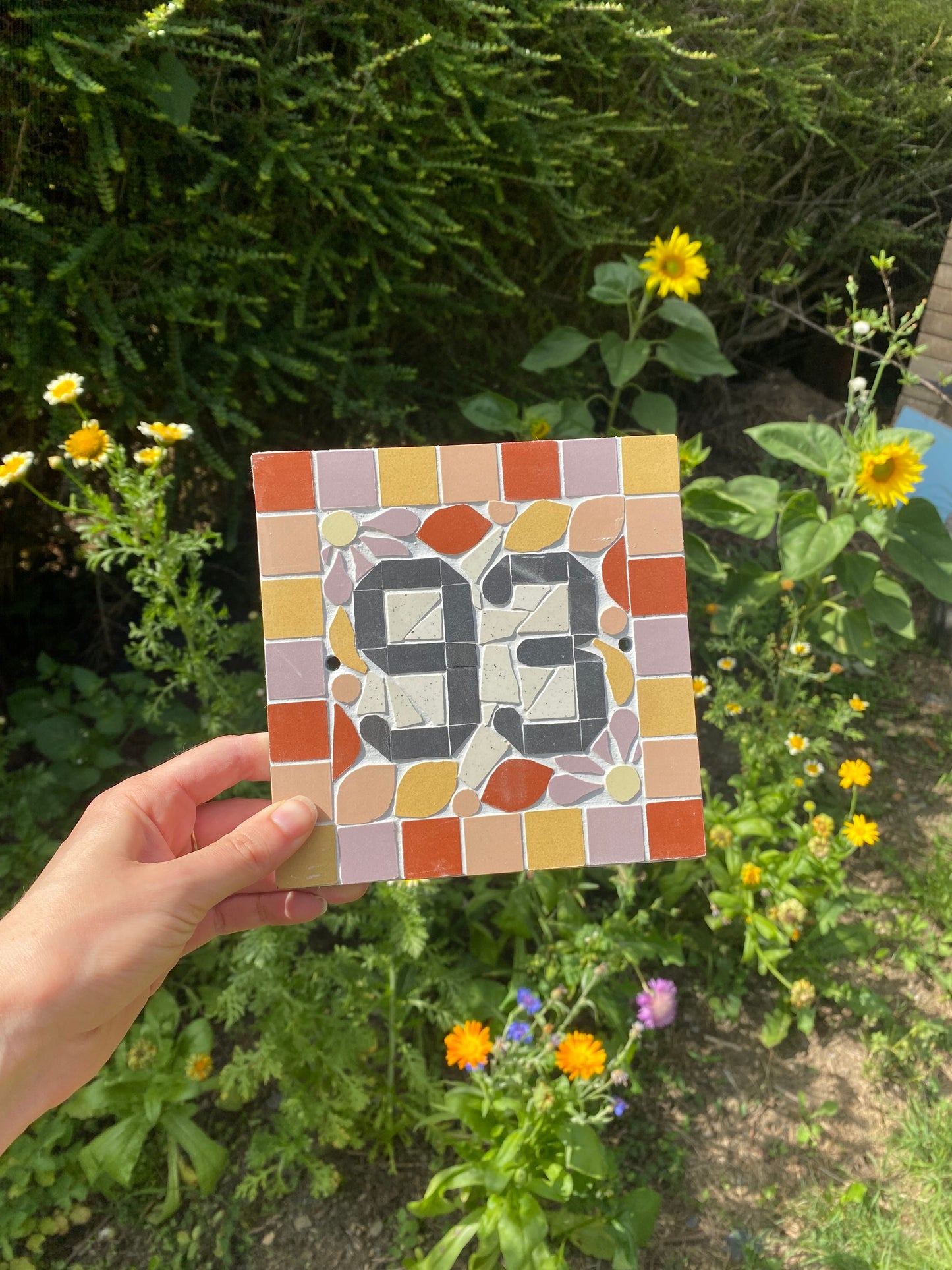 Plaque numéro nom de maison porte en mosaïque céramique 15x15cm style floral, déco personnalisable Amelia Hurst Art