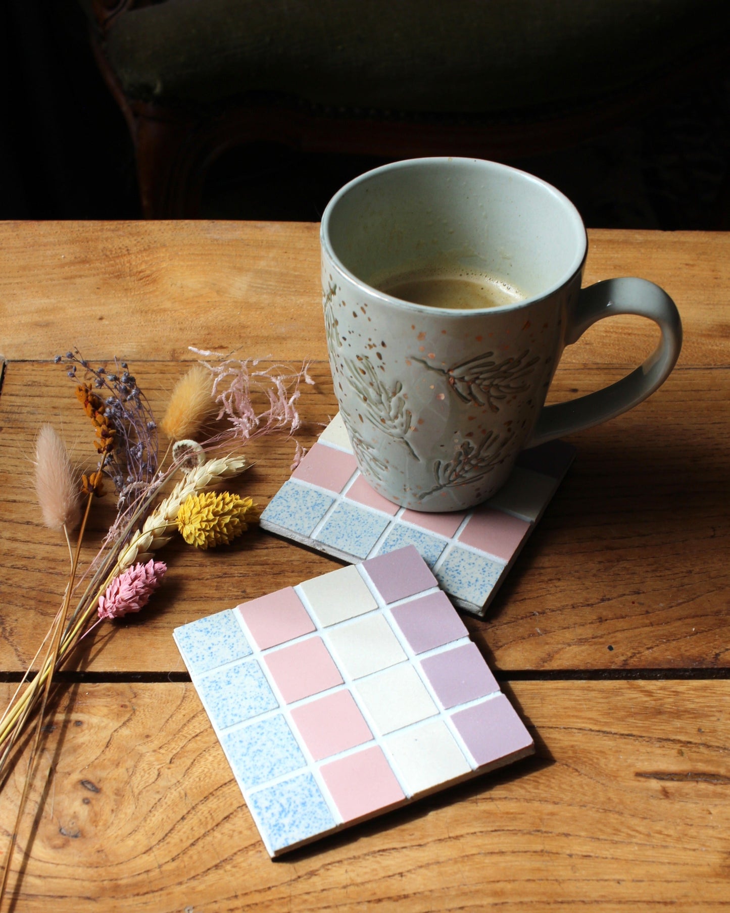 Paire dessous de verre en carrelage avec carreaux mosaïque coloré multicouleur, fait main céramique grès cérame, idée déco maison et table Amelia Hurst Art