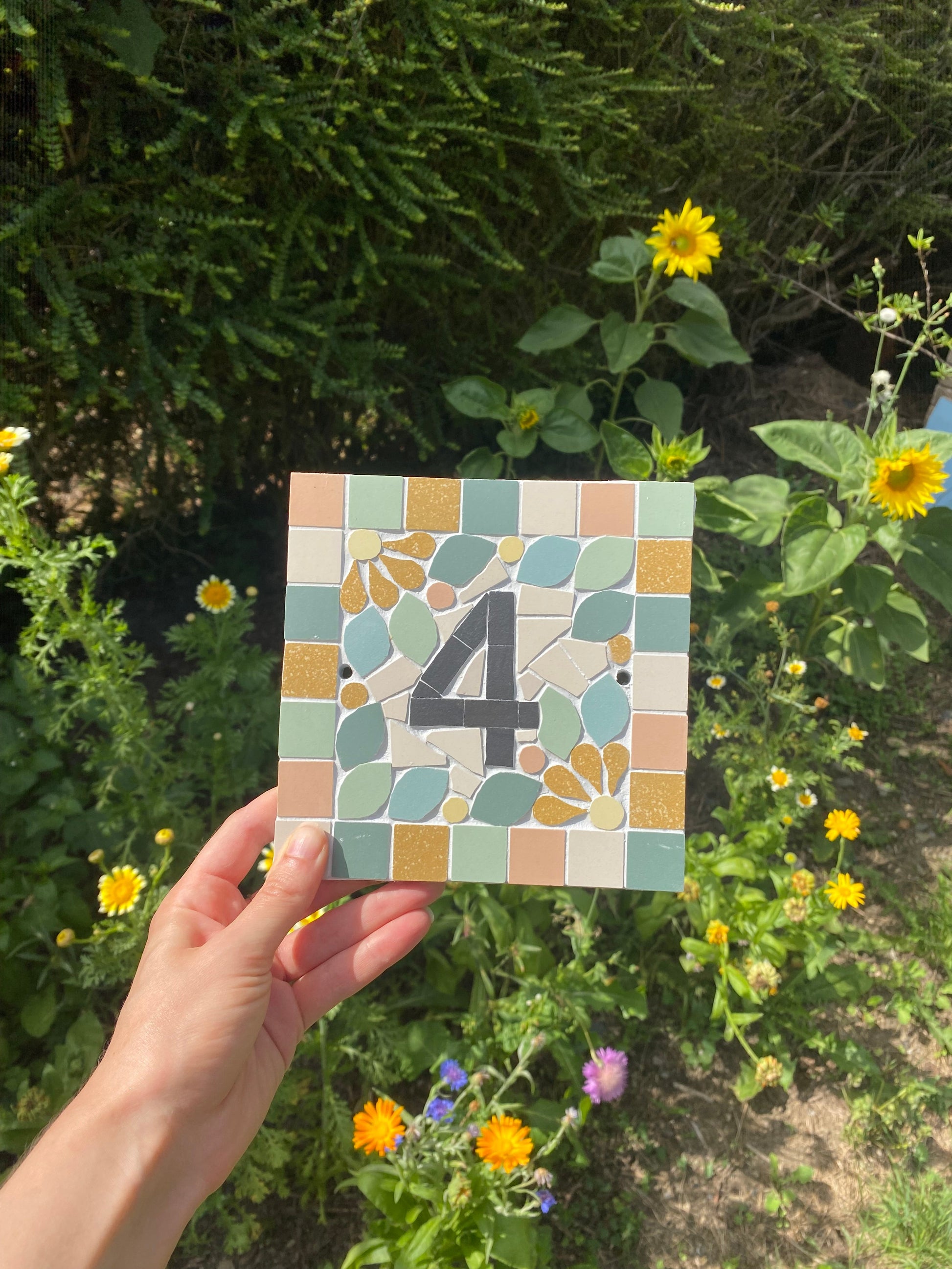 Plaque numéro nom de maison porte en mosaïque céramique 15x15cm style floral, déco personnalisable Amelia Hurst Art