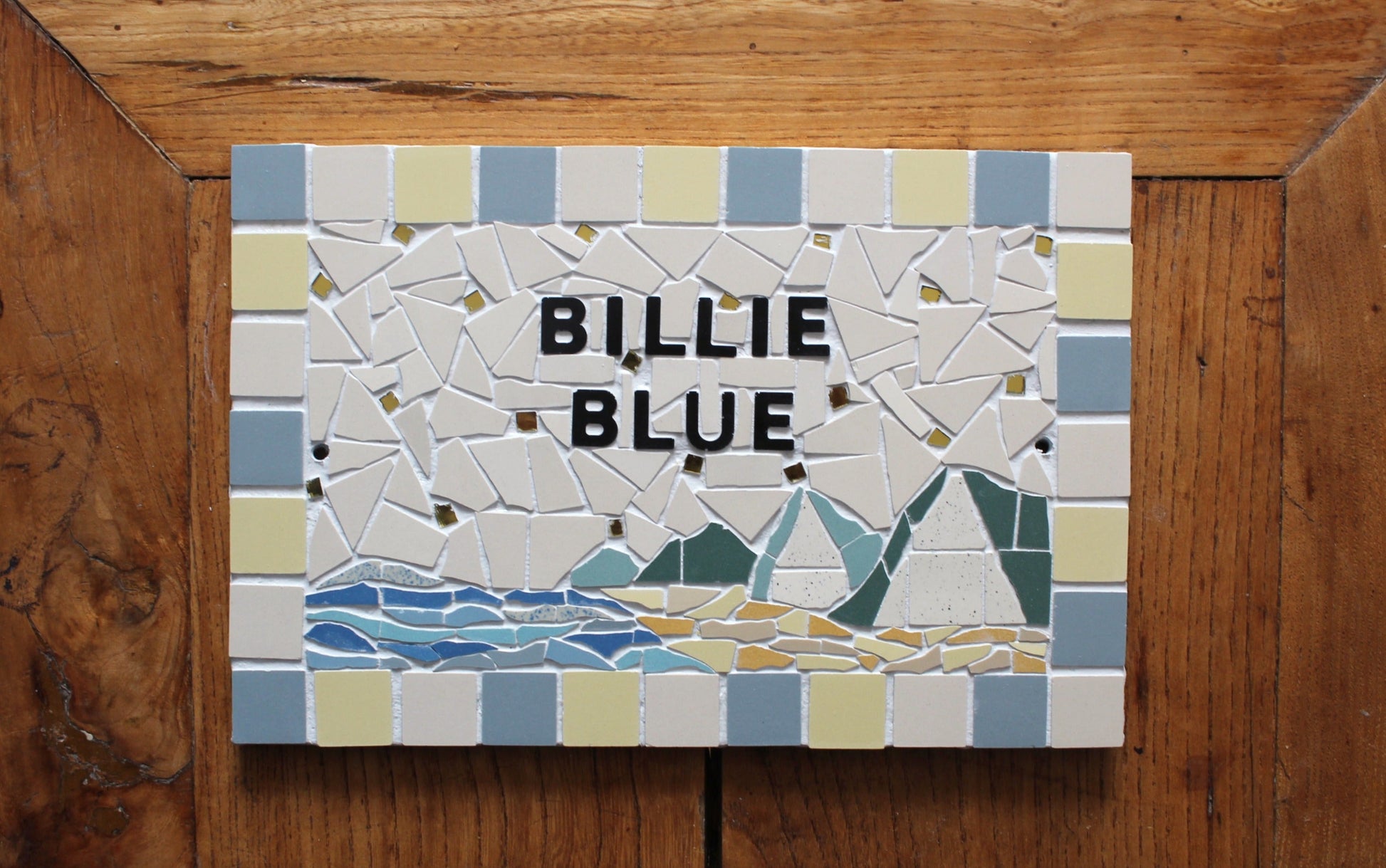 Adresse plaque nom numéro de maison en mosaïque céramique 16 X 24cm, déco décoration bord de mer, plage et falaises, personnalisable couleurs Amelia Hurst Art