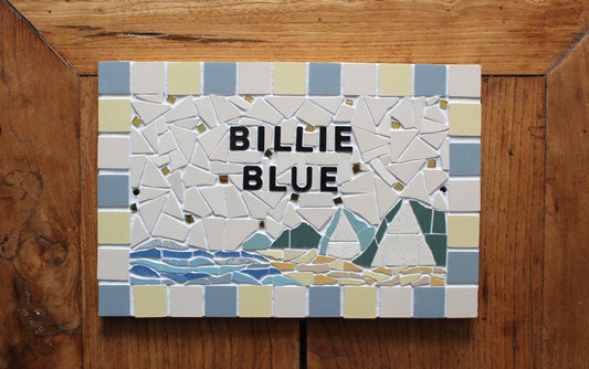 Adresse plaque nom numéro de maison en mosaïque céramique 16 X 24cm, déco décoration bord de mer, plage et falaises, personnalisable couleurs Amelia Hurst Art