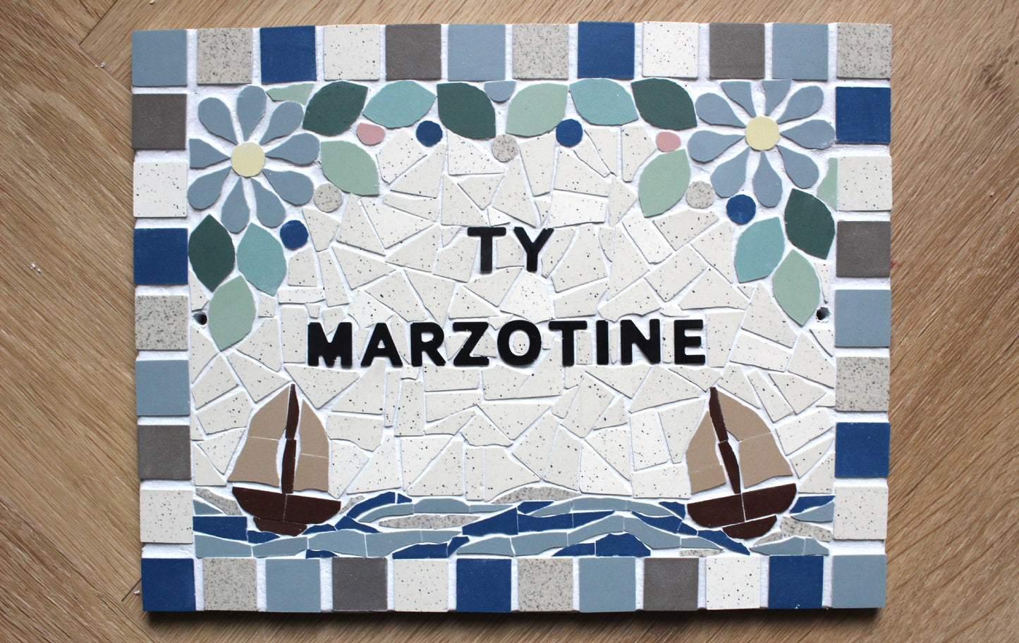 Réservée - Plaque adresse numéro de maison ou porte en mosaïque céramique 21x27cm à accrocher, style floral, possibilité de personnaliser (Copie) Amelia Hurst Art