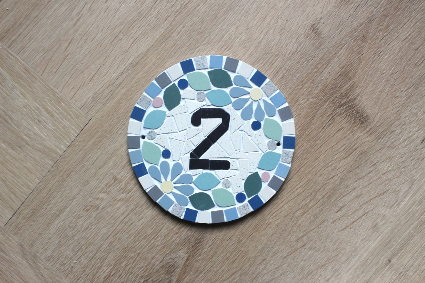Plaque rond adresse numéro chiffre de maison porte mosaïque céramique diamètre 16cm à accrocher, style floral, possibilité personnaliser couleurs Amelia Hurst Art