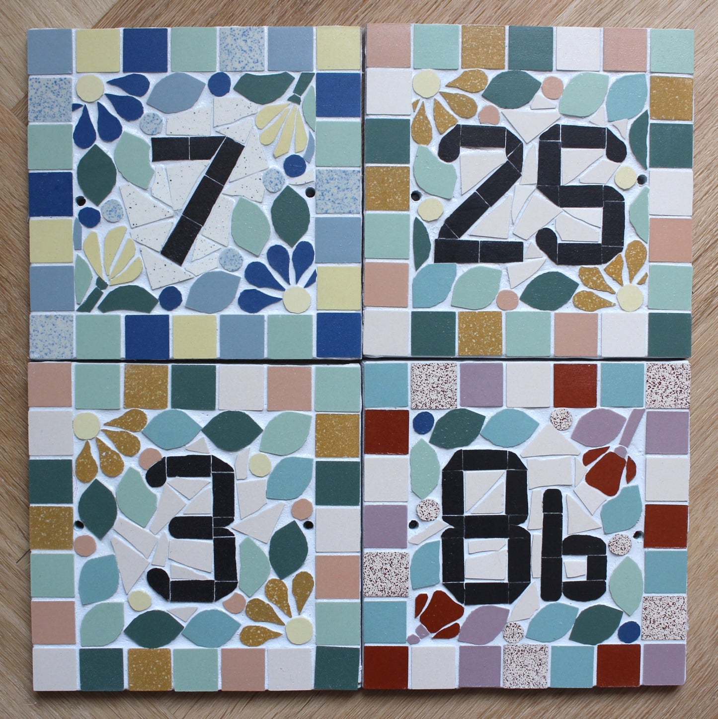 Plaque numéro nom de maison porte en mosaïque céramique 15x15cm style floral, déco personnalisable Amelia Hurst Art