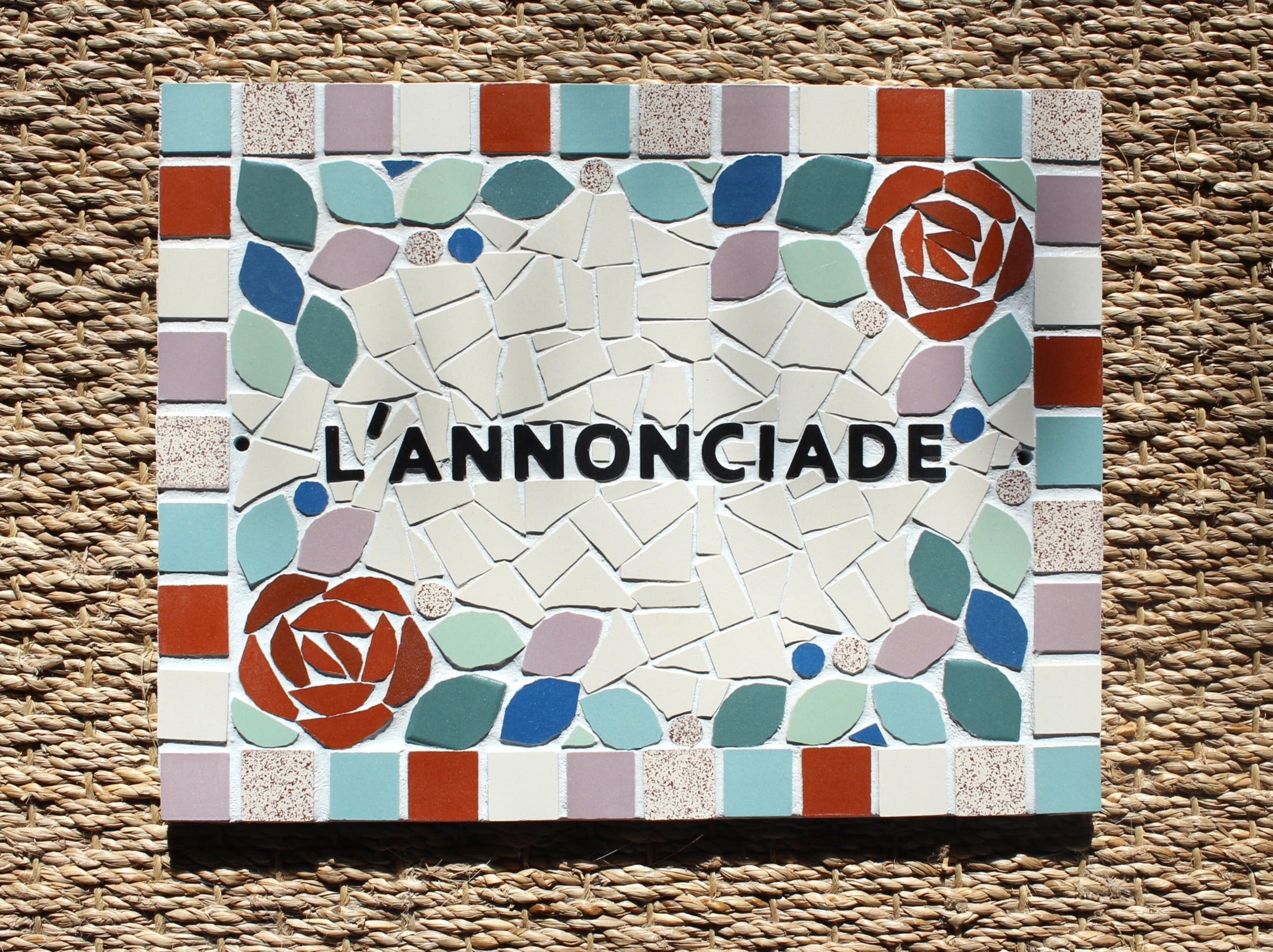 Réservée - Plaque adresse numéro de maison ou porte en mosaïque céramique 21x27cm à accrocher, style floral, possibilité de personnaliser (Copie) Amelia Hurst Art