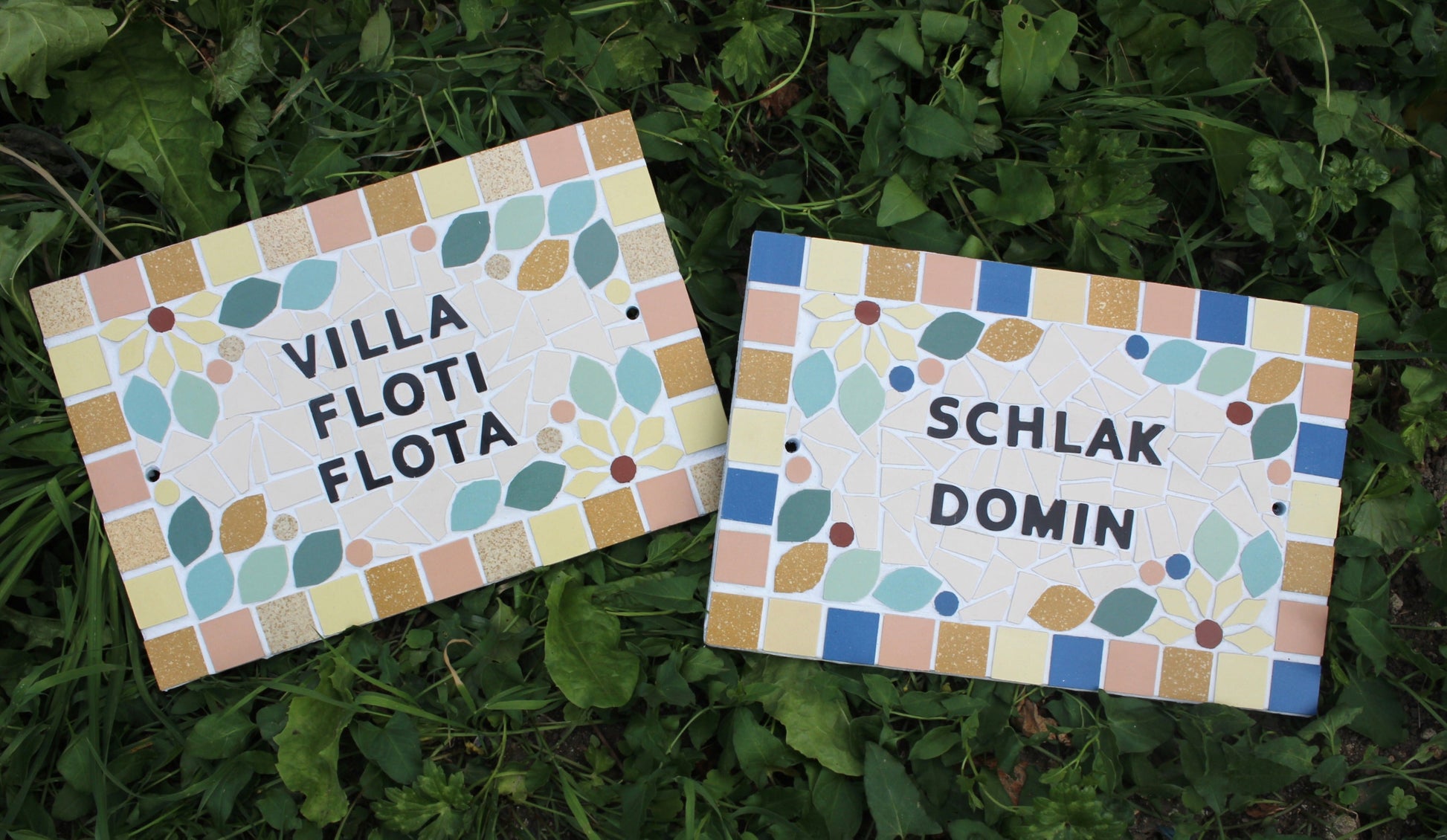 Adresse plaque nom numéro de maison en mosaïque céramique 16 X 24cm, déco décoration style floral, personnalisable couleurs Amelia Hurst Art