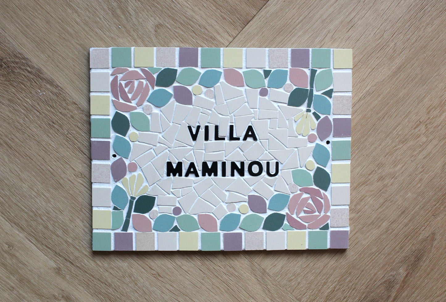 Réservée - Plaque adresse numéro de maison ou porte en mosaïque céramique 21x27cm à accrocher, style floral, possibilité de personnaliser (Copie) Amelia Hurst Art