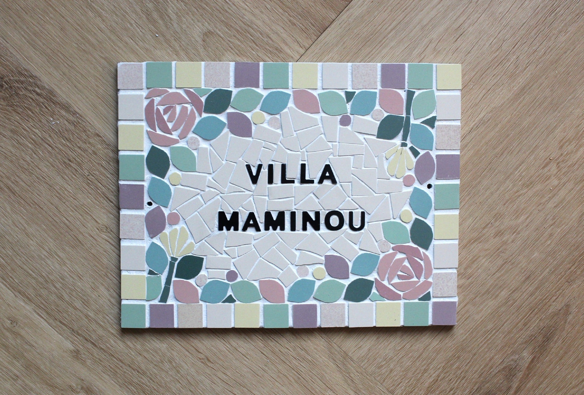 Réservée - Plaque adresse numéro de maison ou porte en mosaïque céramique 21x27cm à accrocher, style floral, possibilité de personnaliser (Copie) Amelia Hurst Art