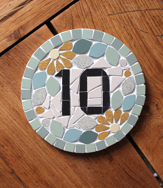 Plaque rond adresse numéro chiffre de maison porte mosaïque céramique diamètre 16cm à accrocher, style floral, possibilité personnaliser couleurs Amelia Hurst Art