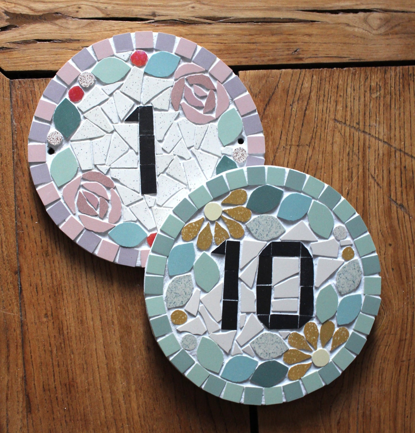 Plaque rond adresse numéro chiffre de maison porte mosaïque céramique diamètre 16cm à accrocher, style floral, possibilité personnaliser couleurs Amelia Hurst Art