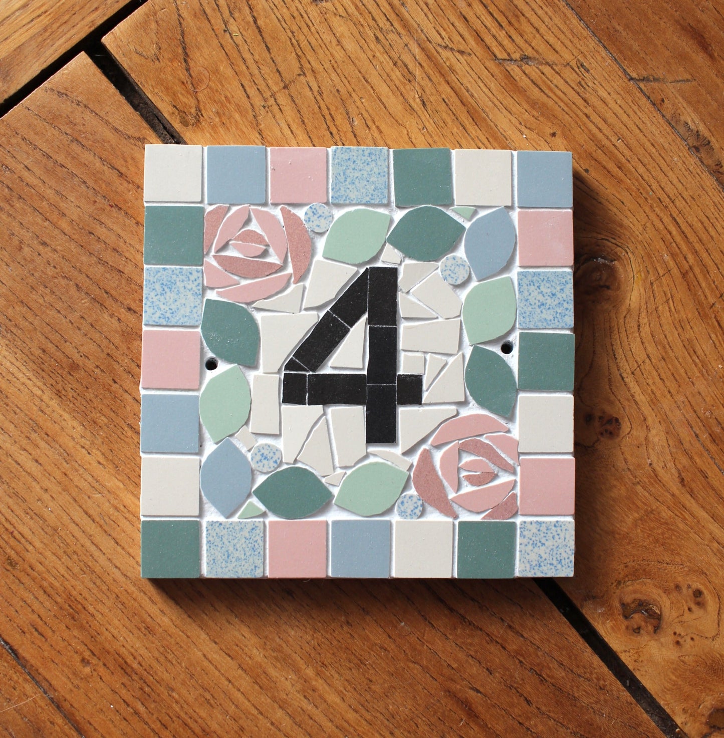 Plaque numéro nom de maison porte en mosaïque céramique 15x18cm style floral, déco personnalisable Amelia Hurst Art