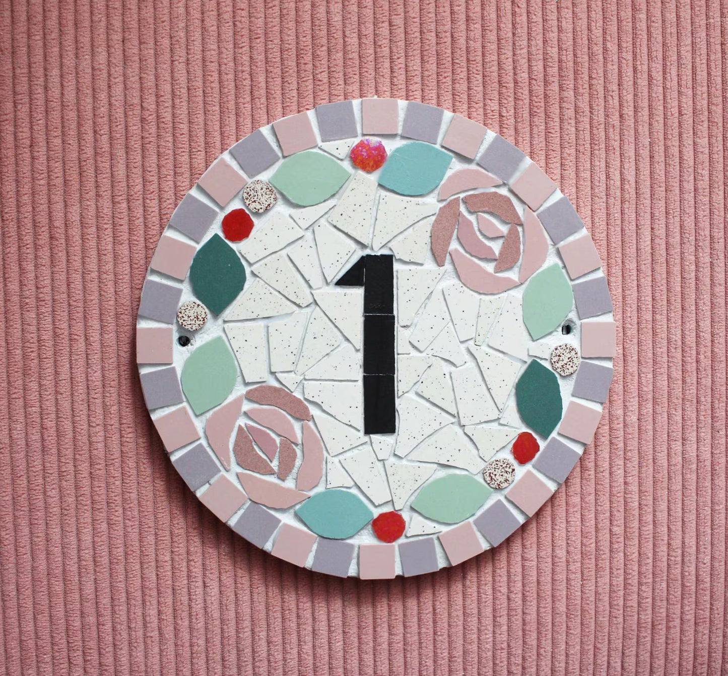 Plaque rond adresse numéro chiffre de maison porte mosaïque céramique diamètre 16cm à accrocher, style floral, possibilité personnaliser couleurs Amelia Hurst Art