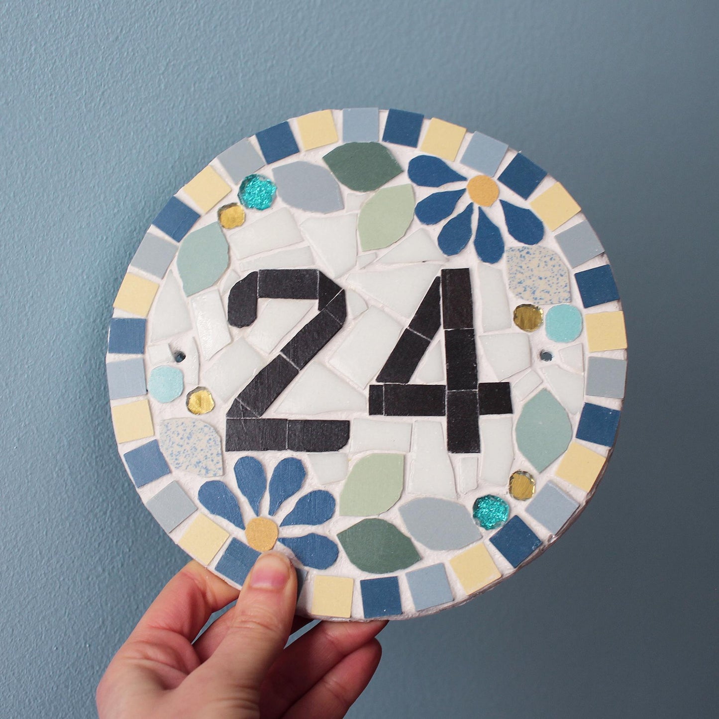 Plaque rond adresse numéro chiffre de maison porte mosaïque céramique diamètre 16cm à accrocher, style floral, possibilité personnaliser couleurs Amelia Hurst Art