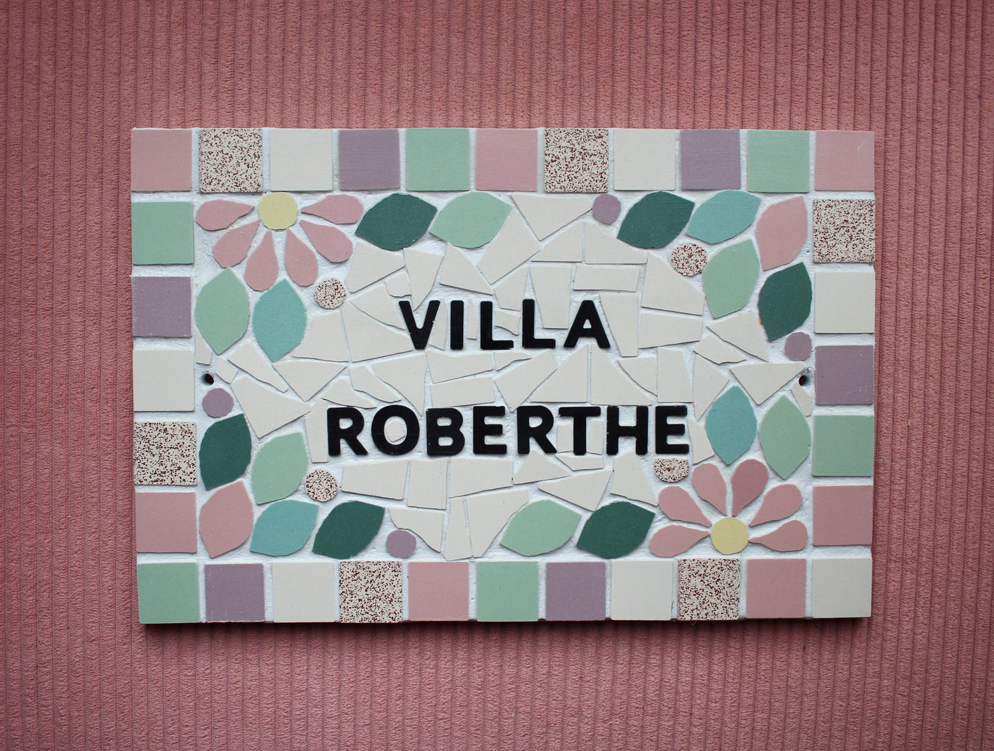 Adresse plaque nom numéro de maison en mosaïque céramique 16 X 24cm, déco décoration style floral, personnalisable couleurs Amelia Hurst Art