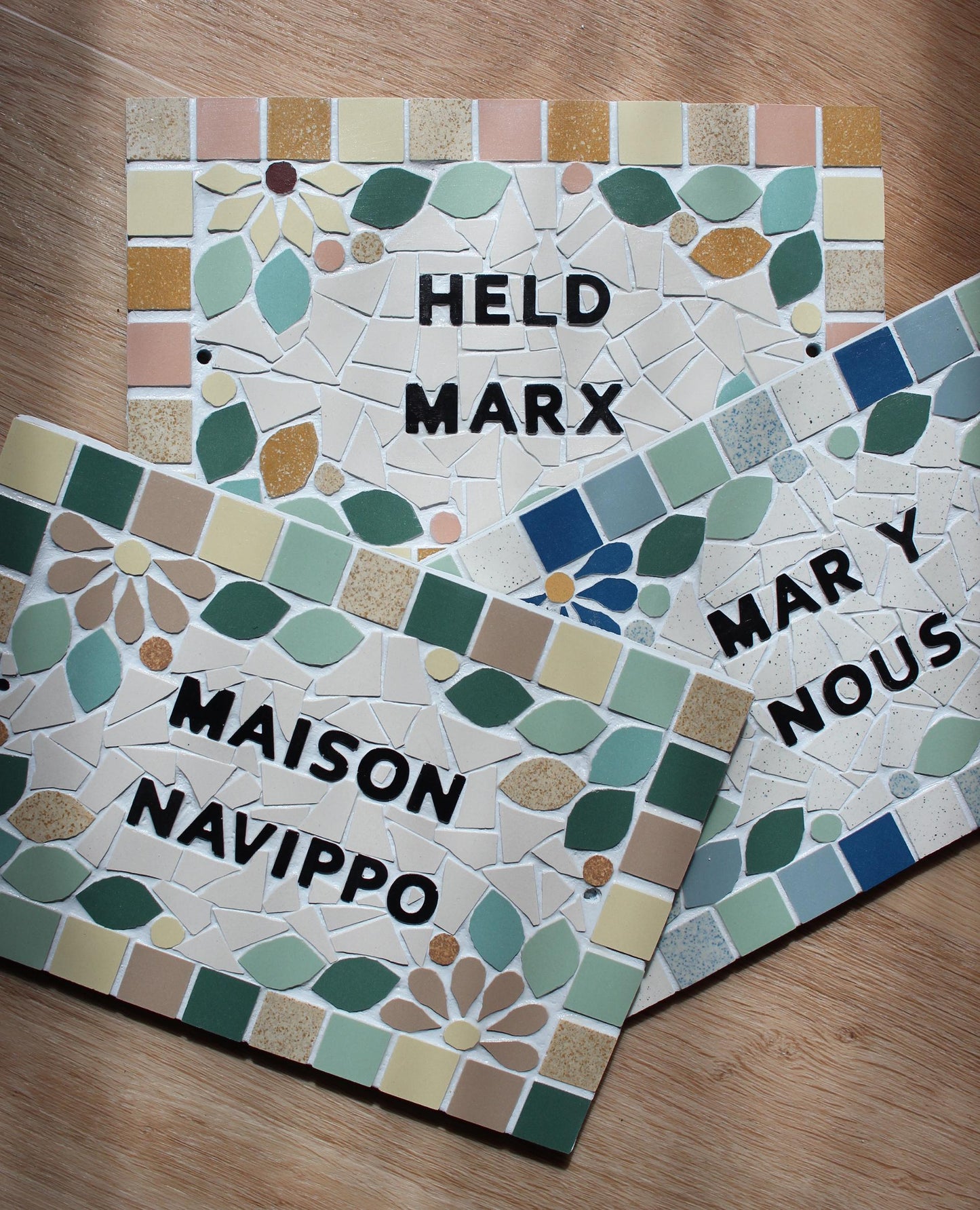 Adresse plaque nom numéro de maison en mosaïque céramique 16 X 24cm, déco décoration style floral, personnalisable couleurs Amelia Hurst Art