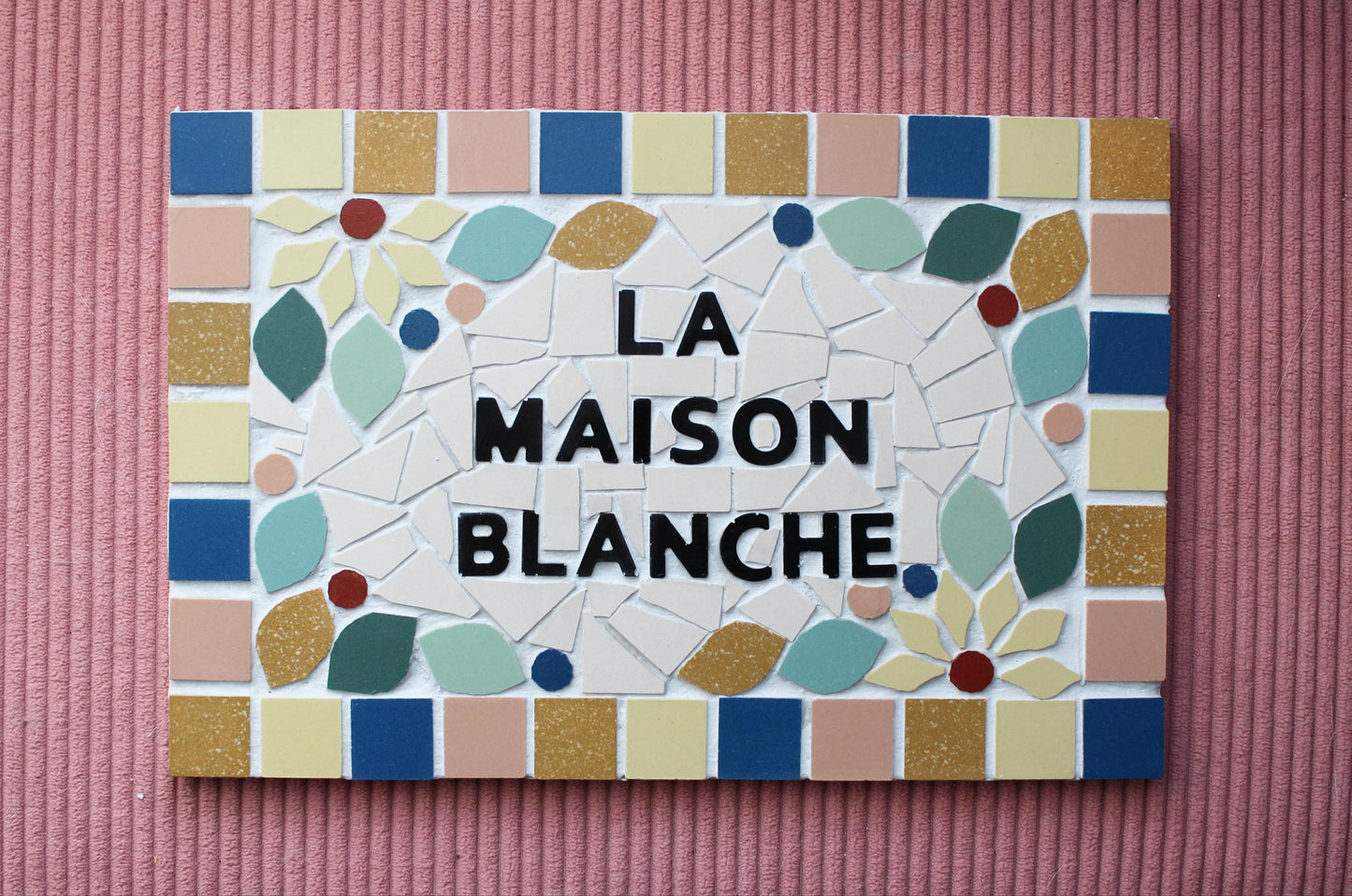 Adresse plaque nom numéro de maison en mosaïque céramique 16 X 24cm, déco décoration style floral, personnalisable couleurs Amelia Hurst Art