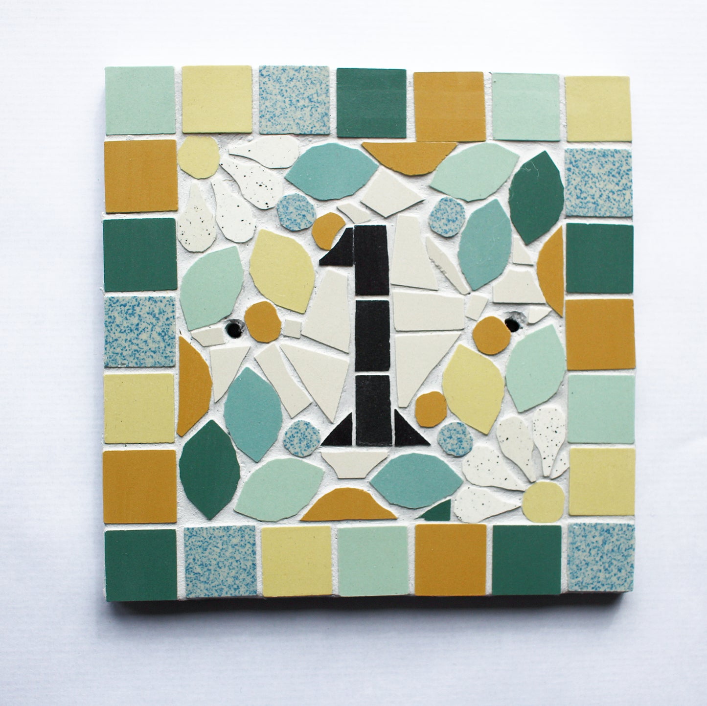 Plaque numéro nom de maison porte en mosaïque céramique 15x18cm style floral, déco personnalisable Amelia Hurst Art