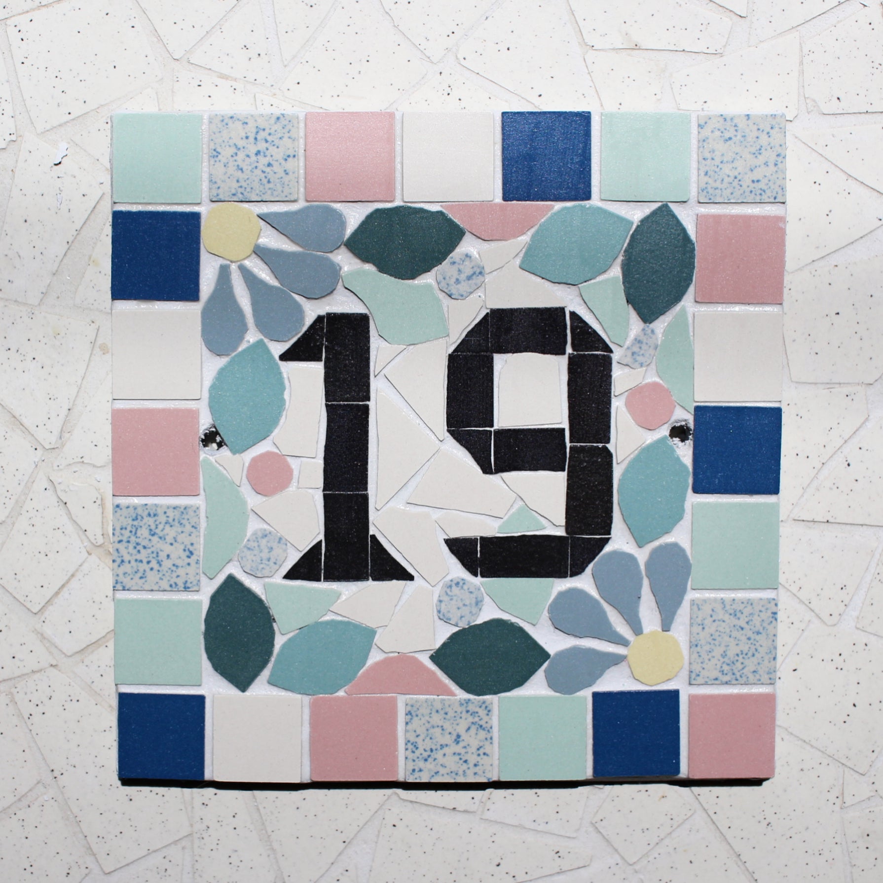 Plaque maison numéro nom de maison porte en mosaïque céramique 15x15cm style floral, déco personnalisable Amelia Hurst Art