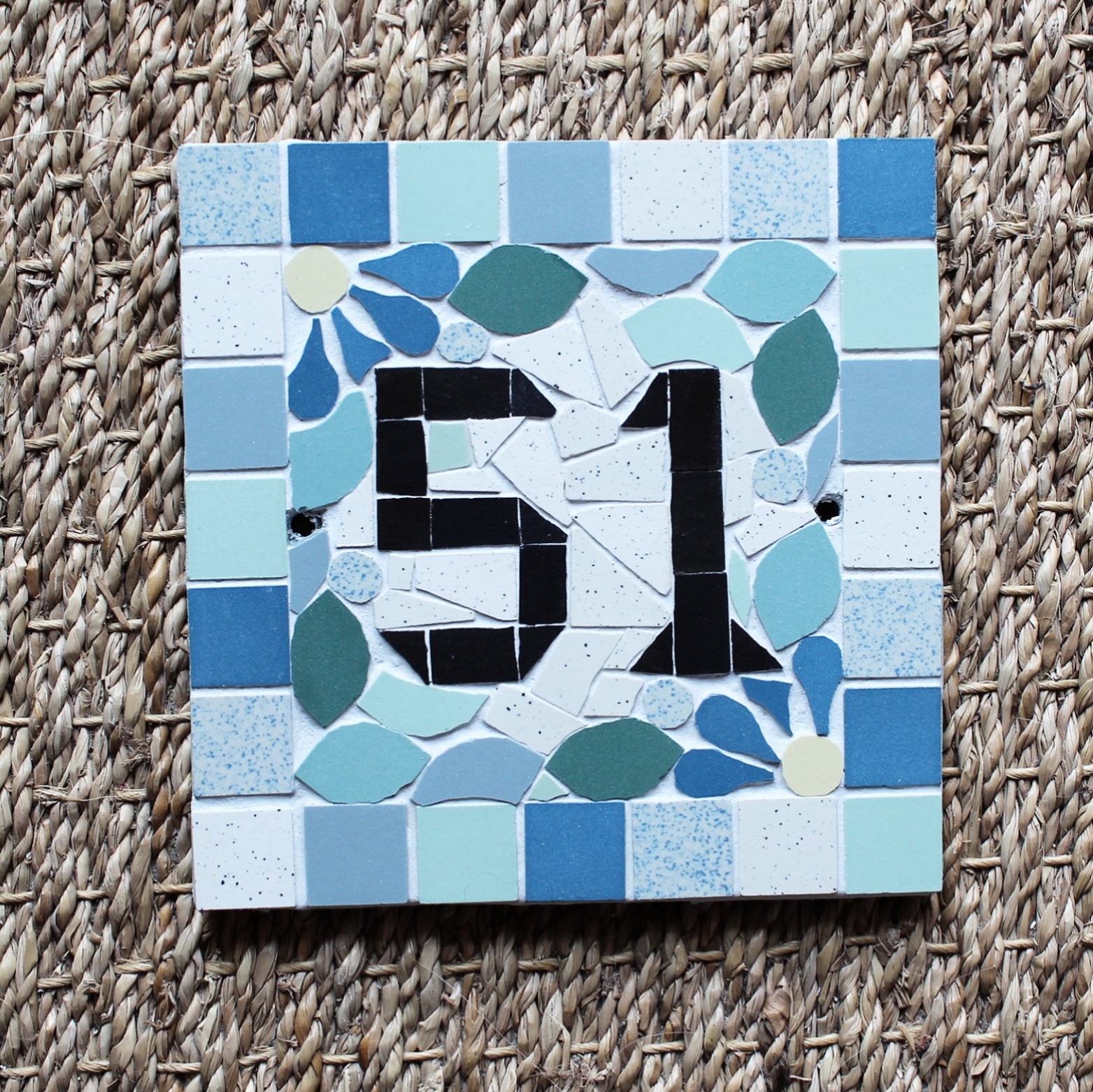 Plaque maison numéro nom de maison porte en mosaïque céramique 15x15cm style floral, déco personnalisable Amelia Hurst Art
