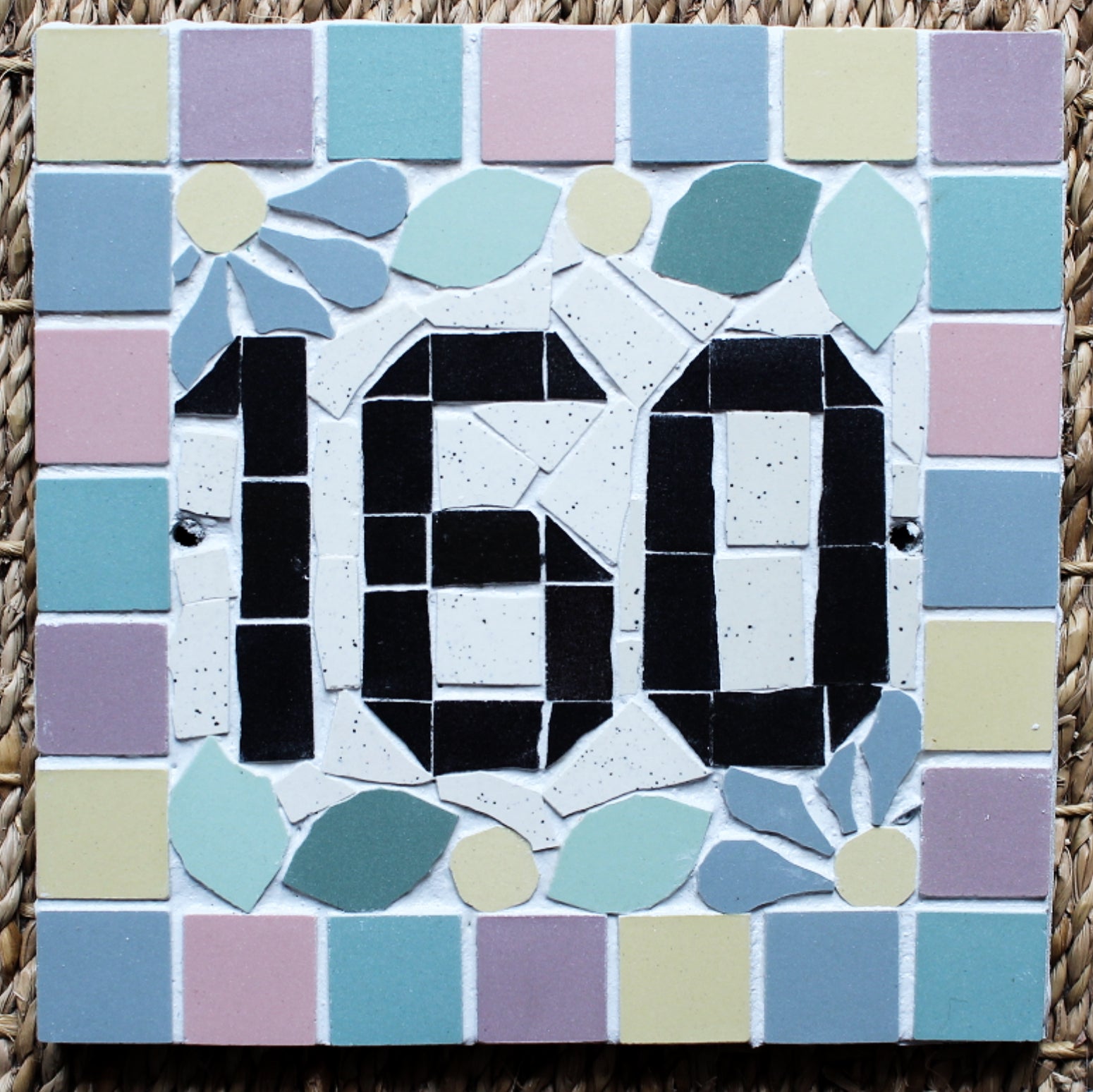 Plaque maison numéro nom de maison porte en mosaïque céramique 15x15cm style floral, déco personnalisable Amelia Hurst Art