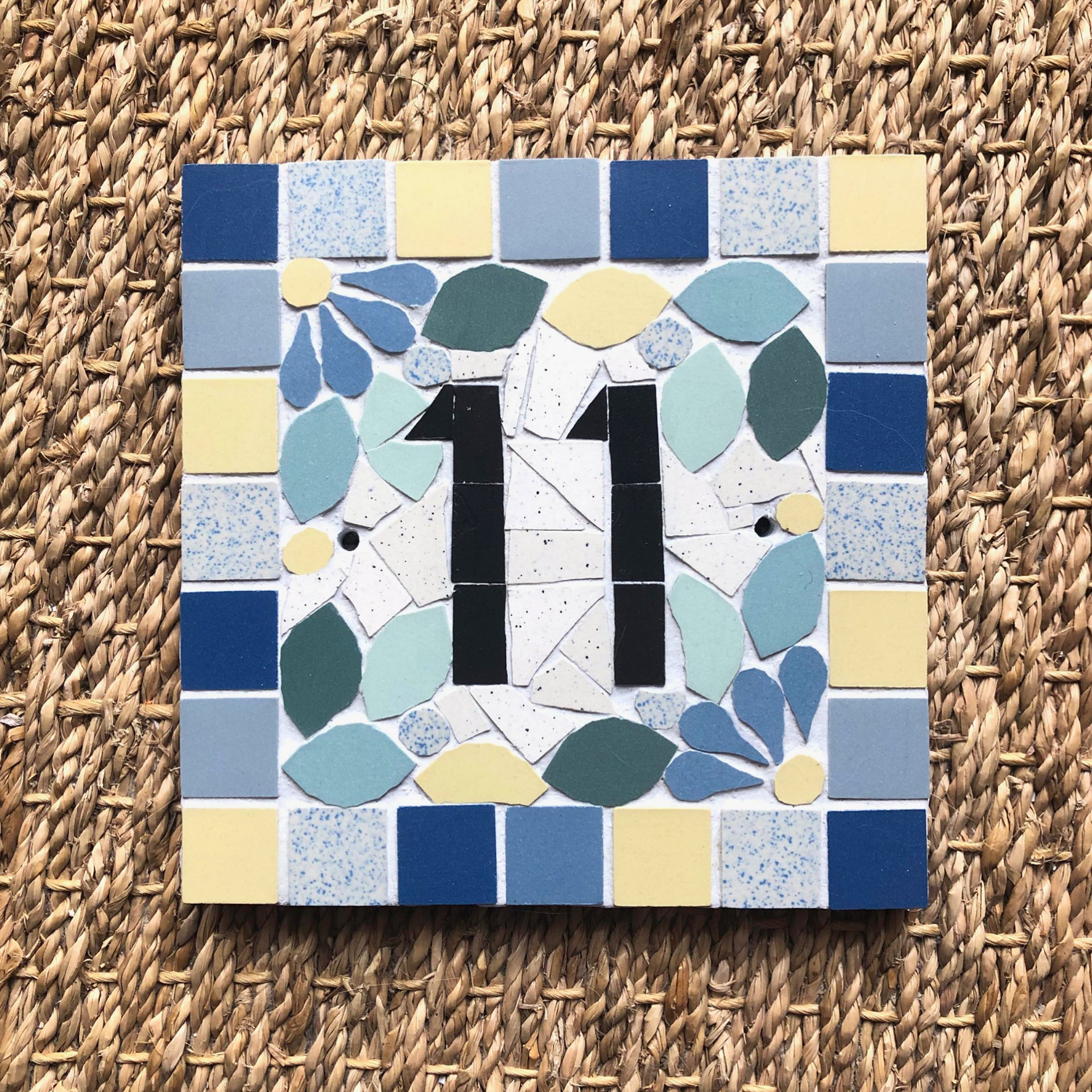 Plaque maison numéro nom de maison porte en mosaïque céramique 15x15cm style floral, déco personnalisable Amelia Hurst Art
