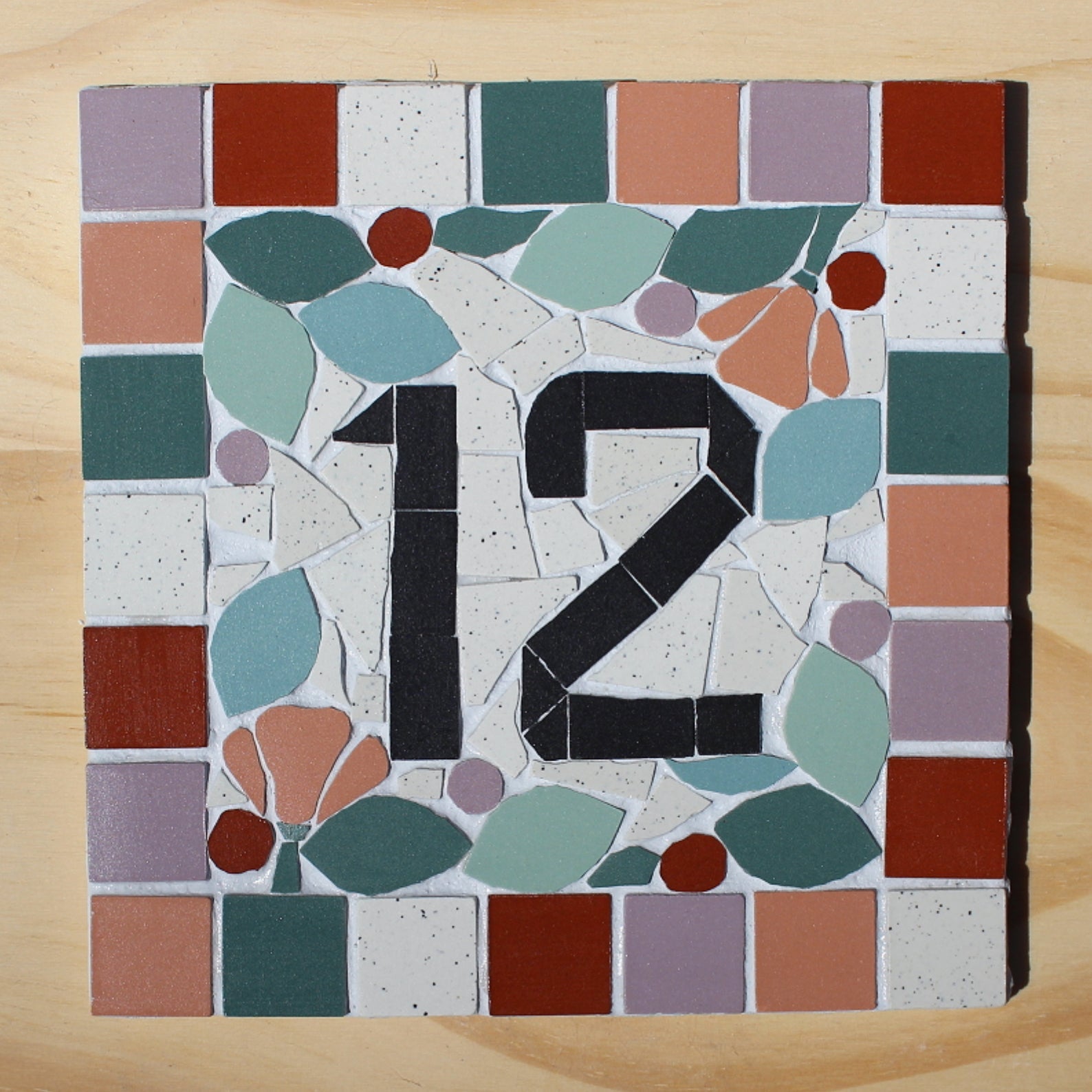 Plaque maison numéro nom de maison porte en mosaïque céramique 15x15cm style floral, déco personnalisable Amelia Hurst Art
