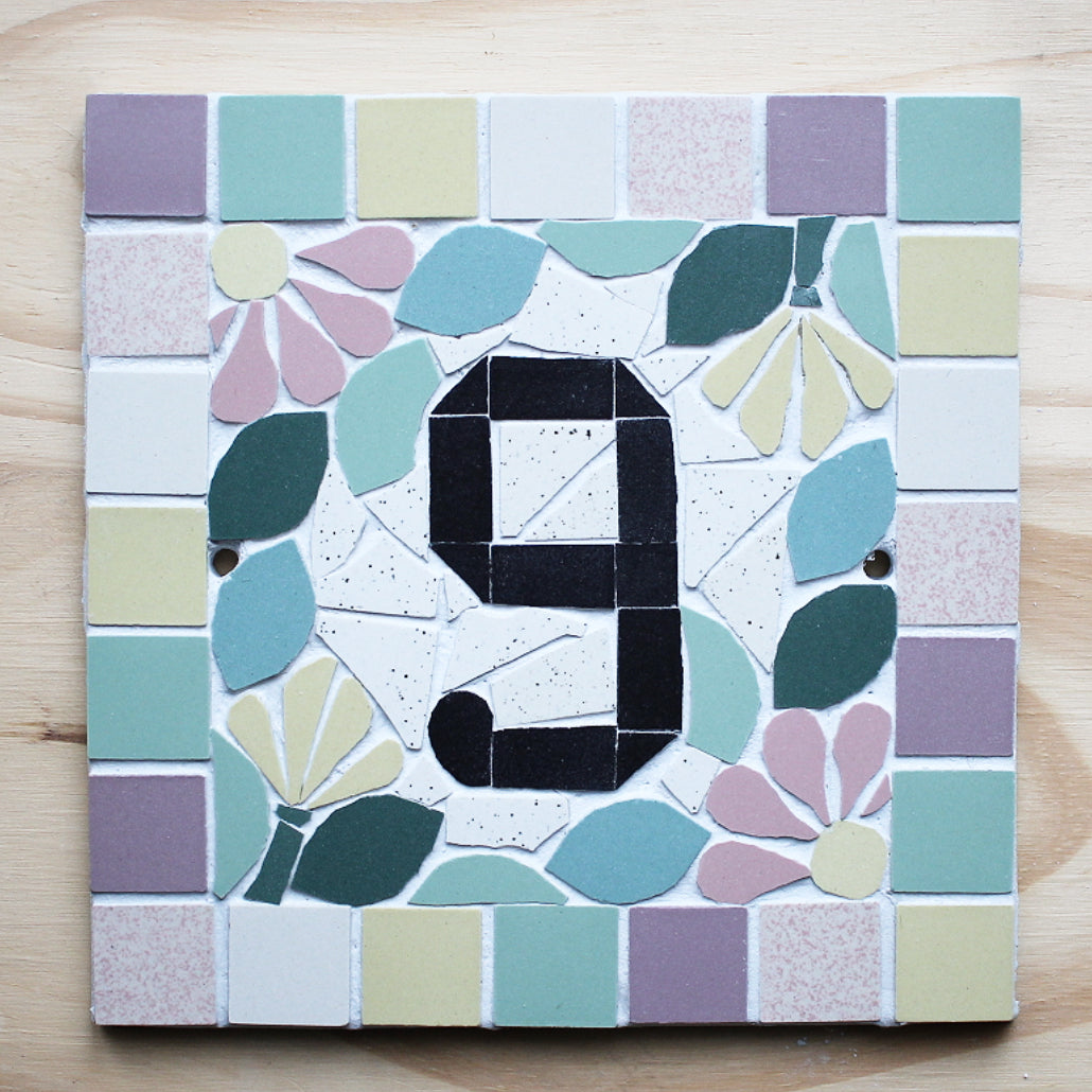 Plaque maison numéro nom de maison porte en mosaïque céramique 15x15cm style floral, déco personnalisable Amelia Hurst Art