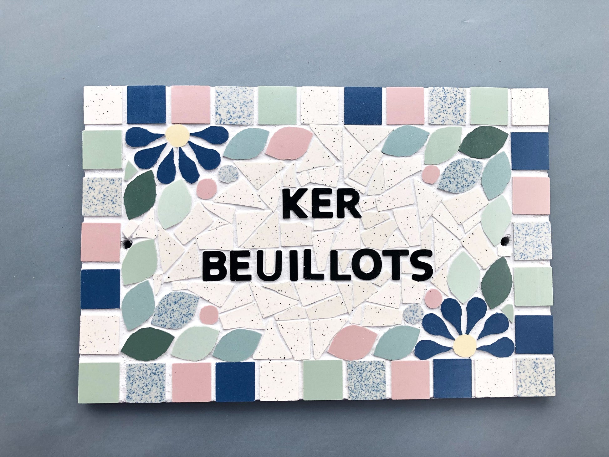 Acompte - Adresse plaque nom numéro de maison en mosaïque céramique 16 X 24cm, déco décoration style floral, personnalisable couleurs (Copie) Amelia Hurst Art