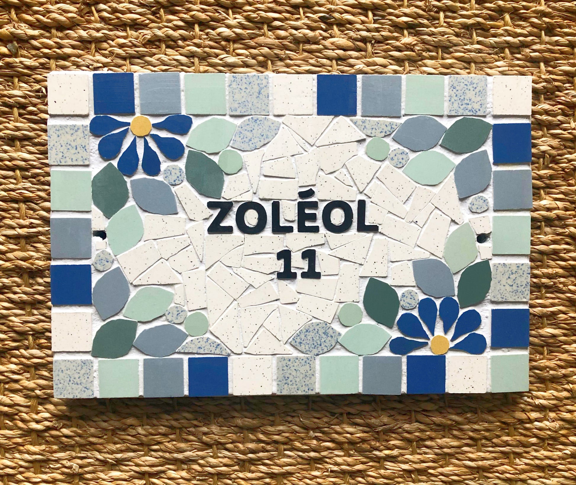 Acompte - Adresse plaque nom numéro de maison en mosaïque céramique 16 X 24cm, déco décoration style floral, personnalisable couleurs (Copie) Amelia Hurst Art