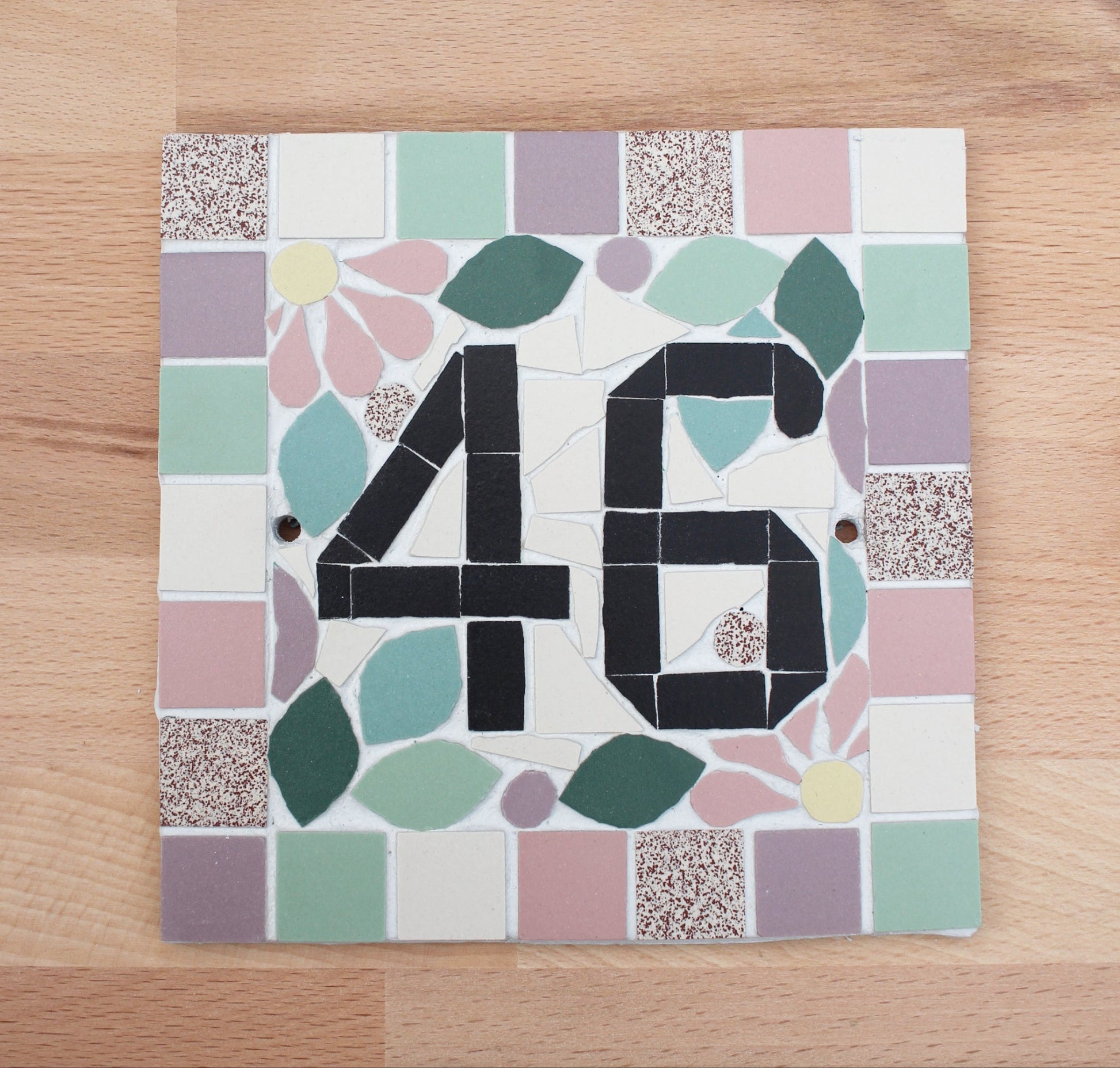 Plaque maison numéro nom de maison porte en mosaïque céramique 15x15cm style floral, déco personnalisable Amelia Hurst Art