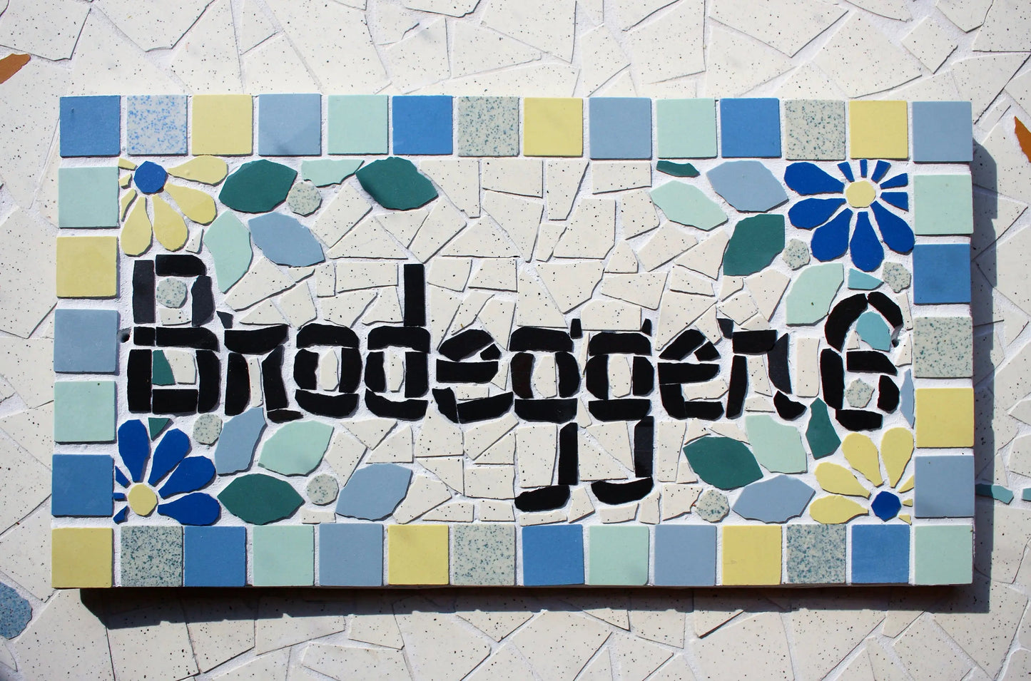 Adresse plaque adresse numéro de maison ou porte en mosaïque céramique 8x32cm à accrocher, style floral, possibilité de personnaliser Amelia Hurst Art
