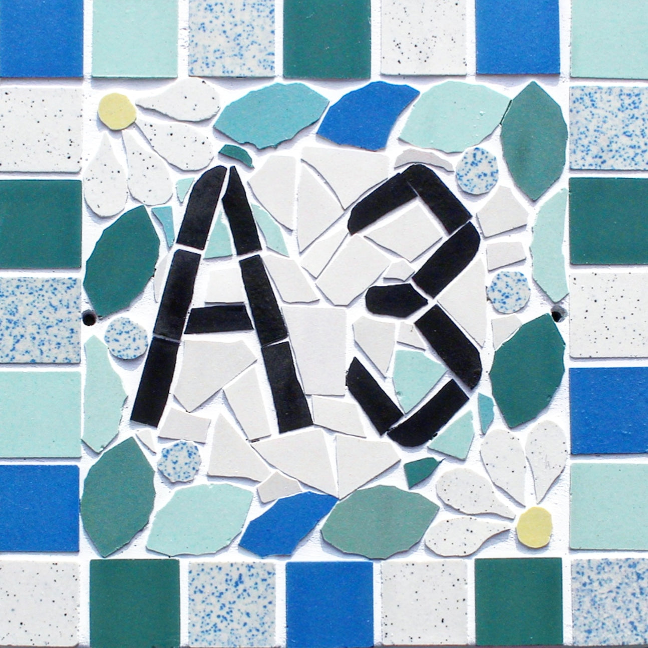 Plaque numéro nom de maison porte en mosaïque céramique 15x18cm style floral, déco personnalisable Amelia Hurst Art