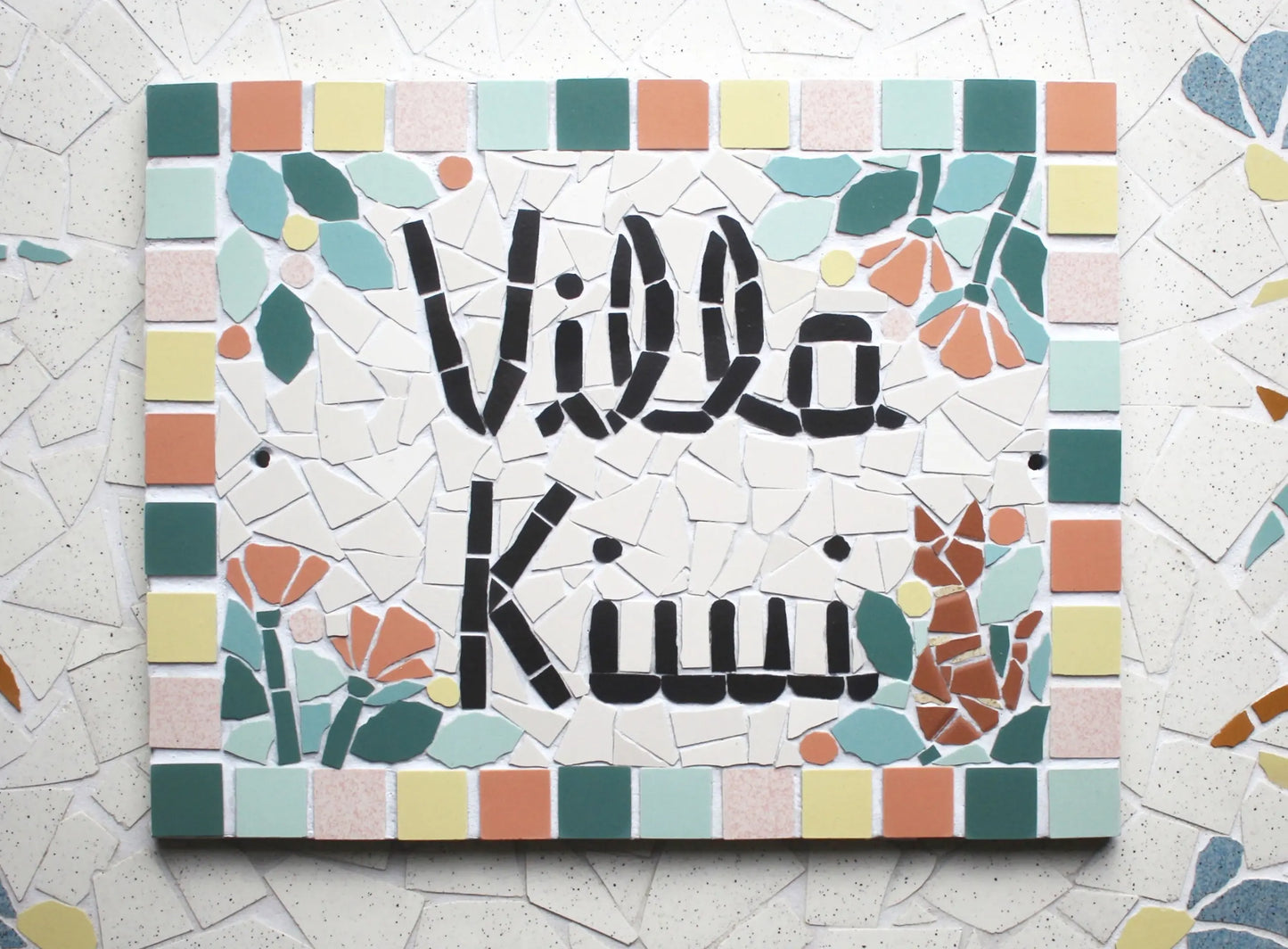 Plaque adresse numéro de maison ou porte en mosaïque céramique 21x27cm à accrocher, style floral, possibilité de personnaliser Amelia Hurst Art