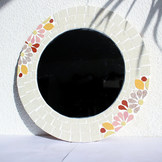 Miroir mosaïque fleurs blanc fait main, diamètre 30cm avec accroche derrière Amelia Hurst Art